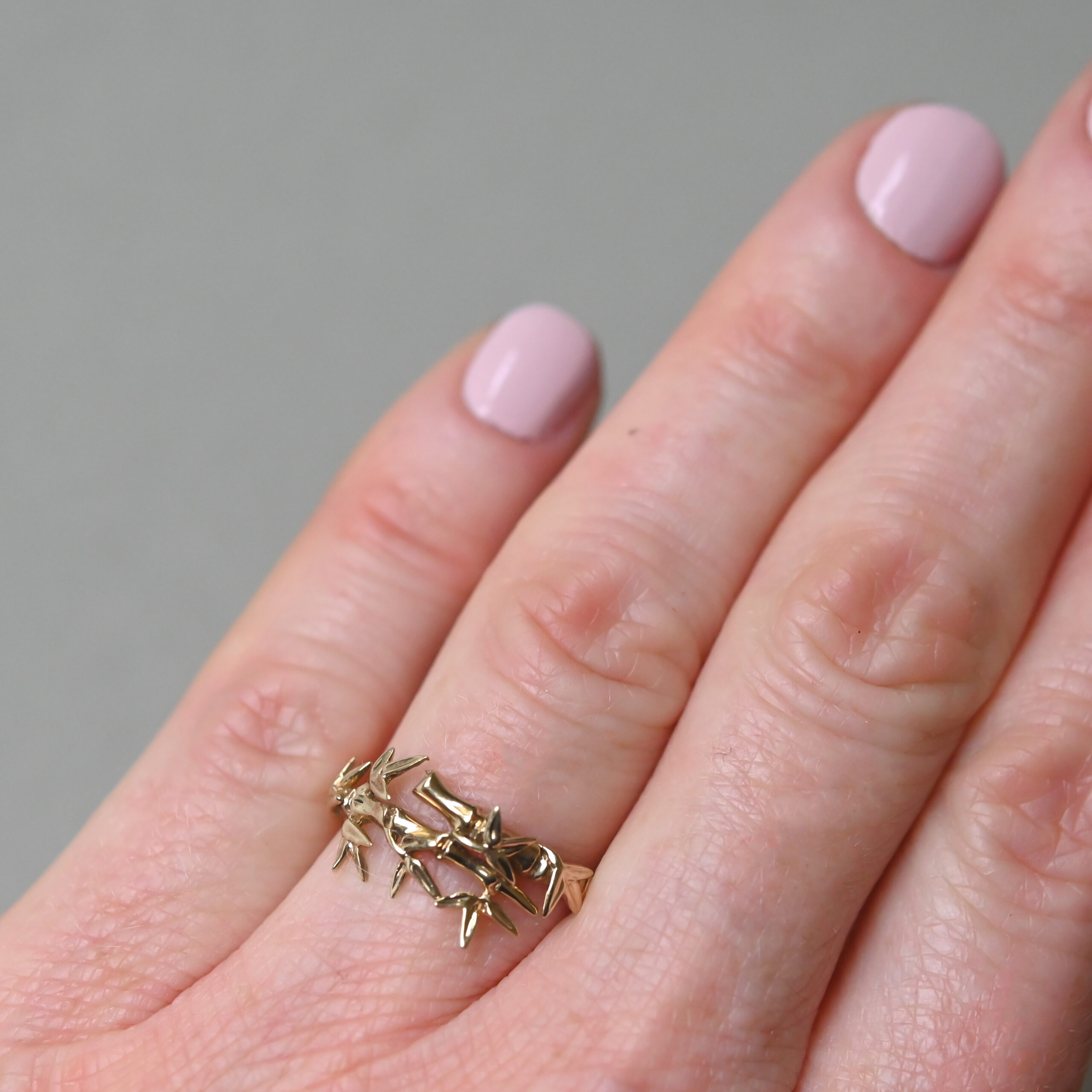 Contemporary 9ct gold bamboo leaf ring - Image 4