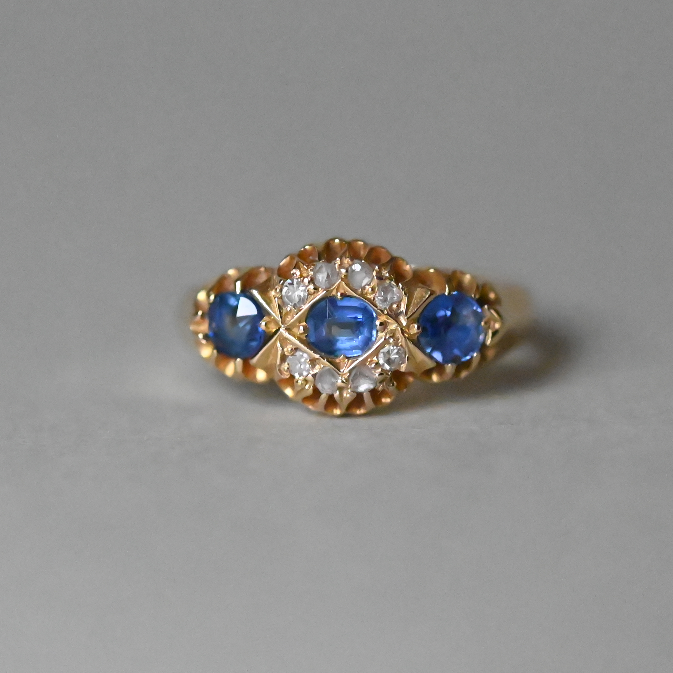 Edwardian 18ct gold sapphire and diamond cluster ring, 1904