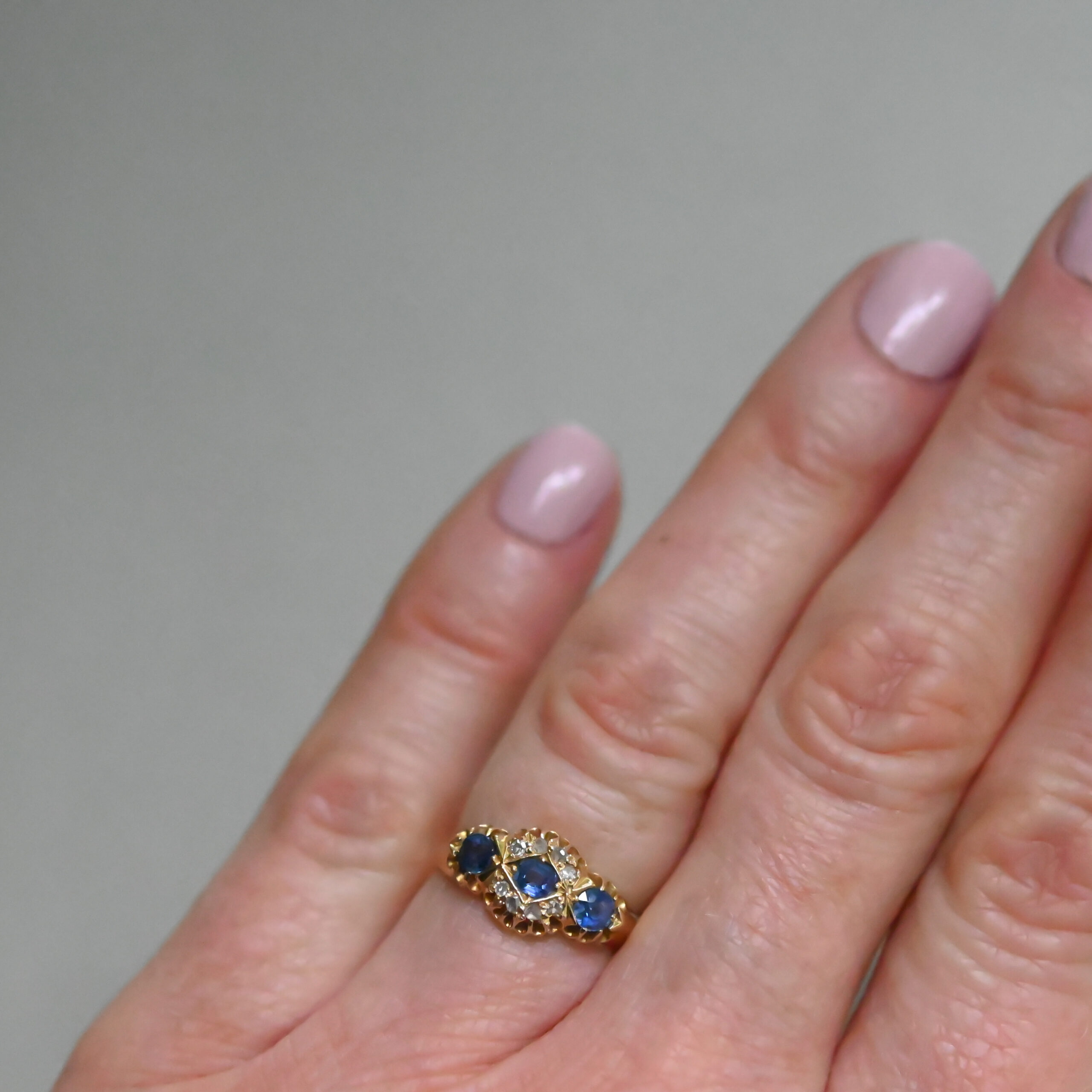 Edwardian 18ct gold sapphire and diamond cluster ring, 1904 - Image 3