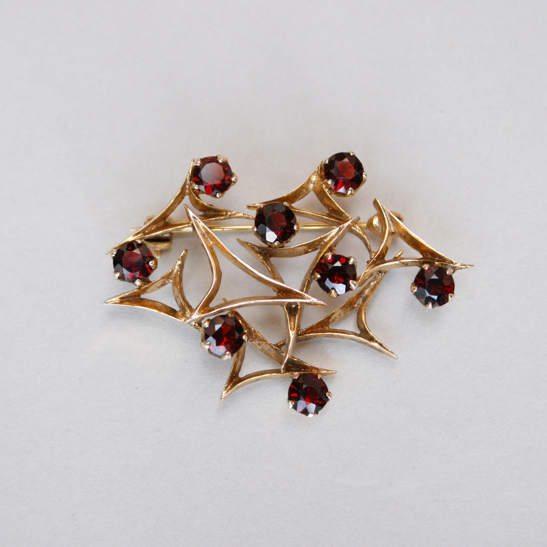 Mid-century 9ct gold garnet brooch, c.1960s