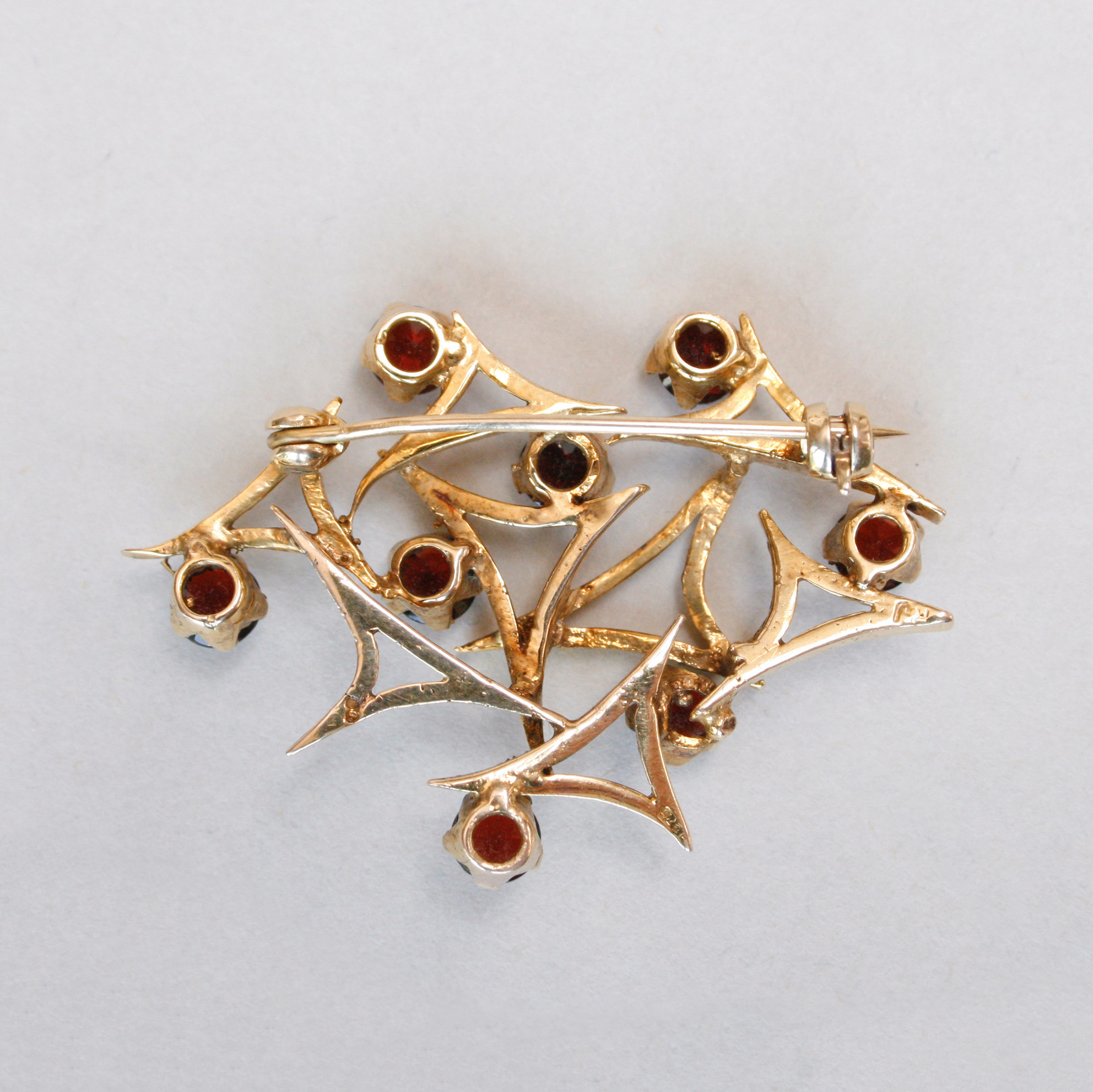 Mid-century 9ct gold garnet brooch, c.1960s - Image 3