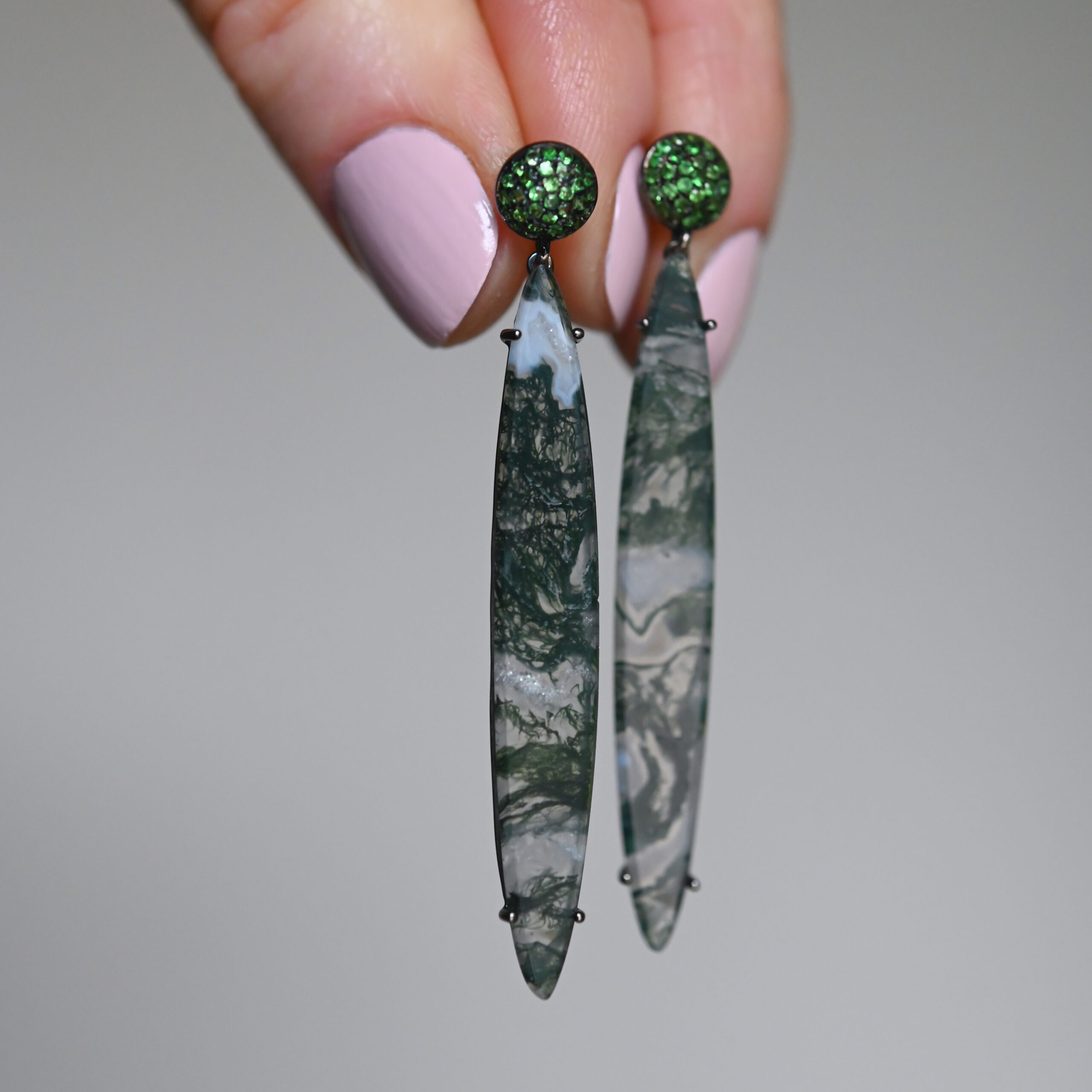 Contemporary pair of moss agate and green garnet 18ct black gold earrings - Image 2
