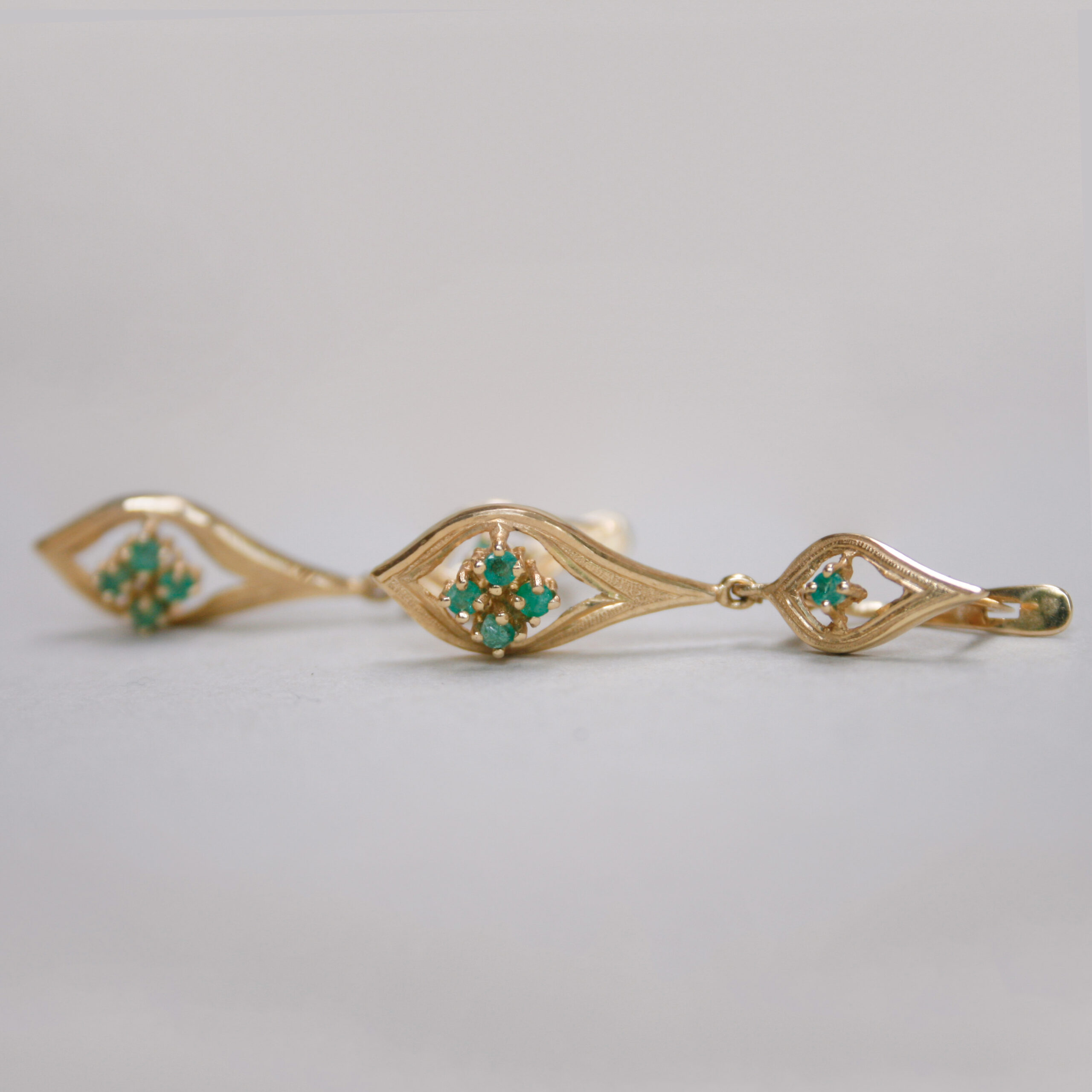 Contemporary pair of 18ct gold emerald openwork drop earrings - Image 3