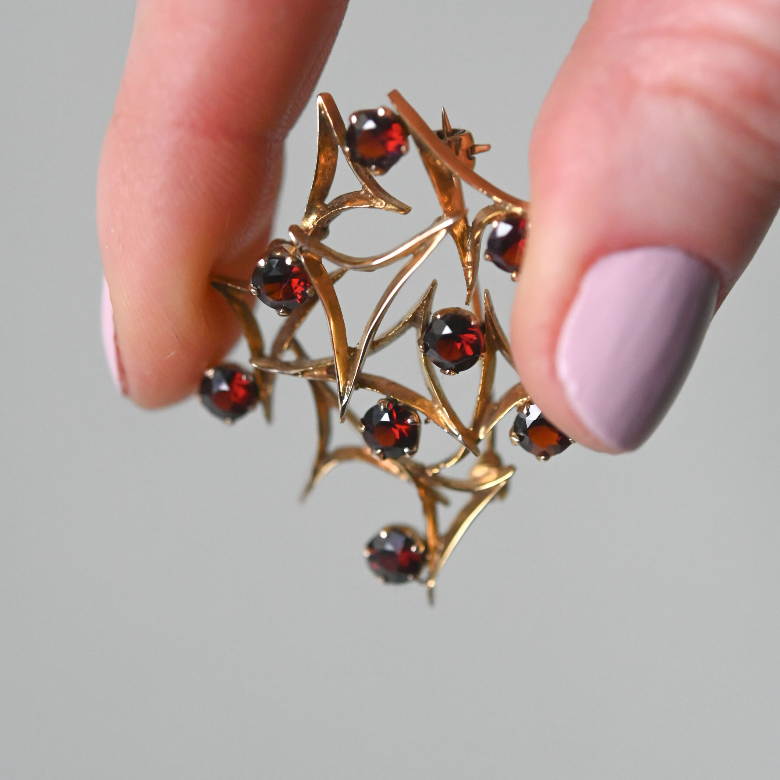 Mid-century 9ct gold garnet brooch, c.1960s - Image 2