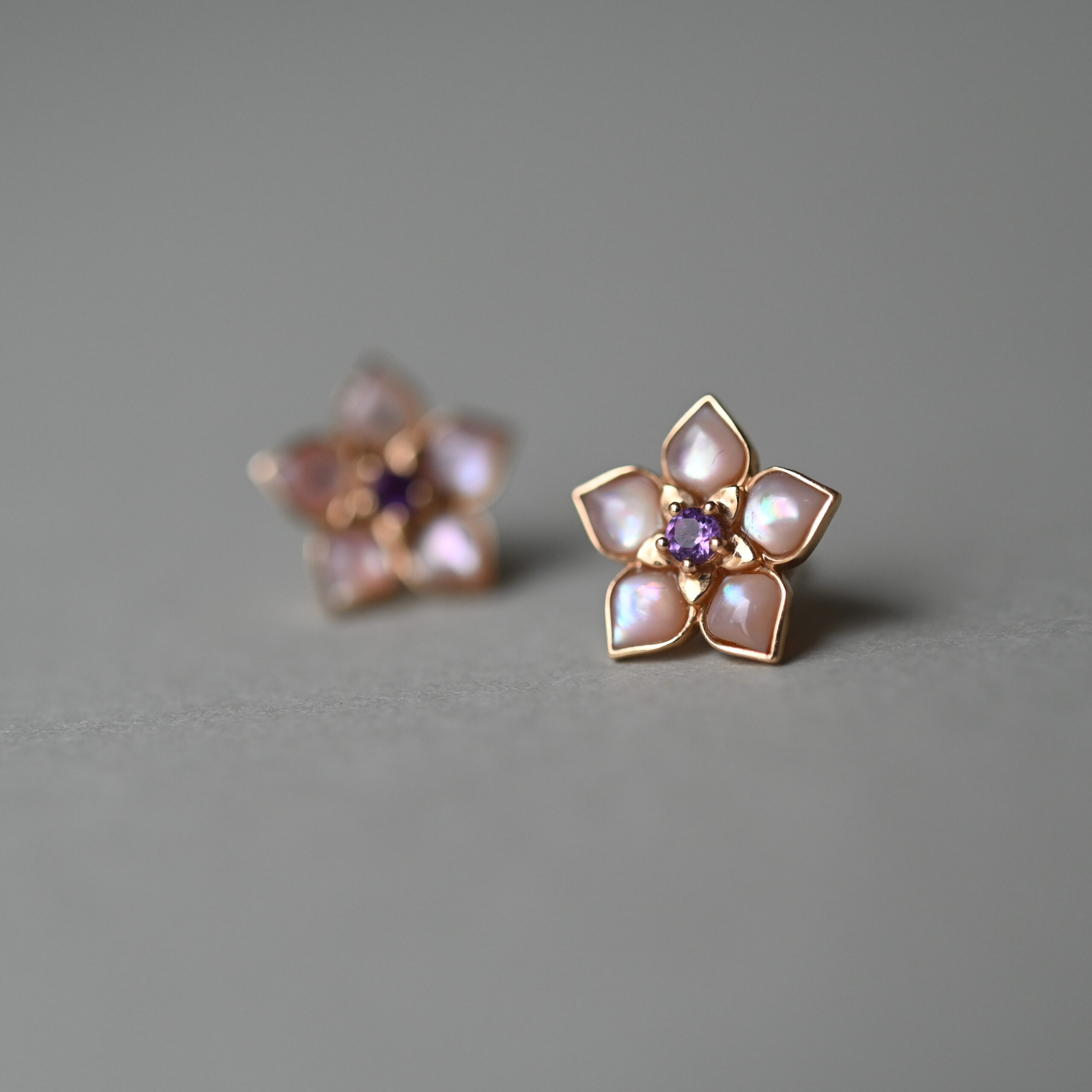 Aesthetic pair of 18ct gold mother of pearl and amethyst floral earrings - Image 3
