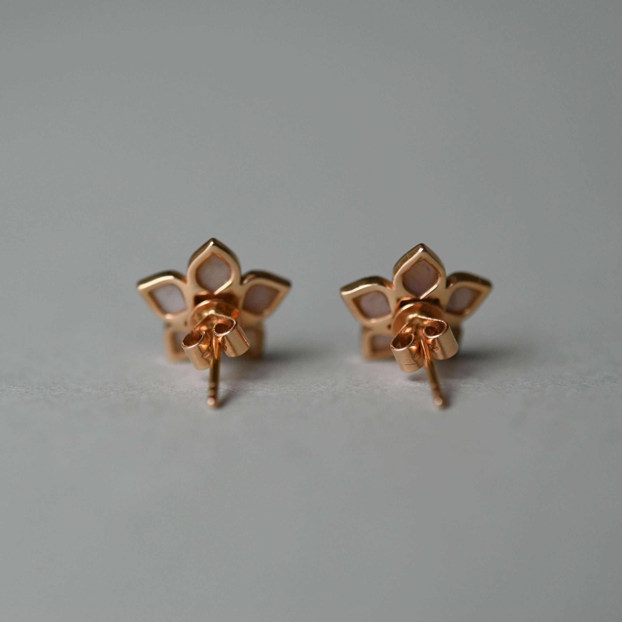 Aesthetic pair of 18ct gold mother of pearl and amethyst floral earrings - Image 4