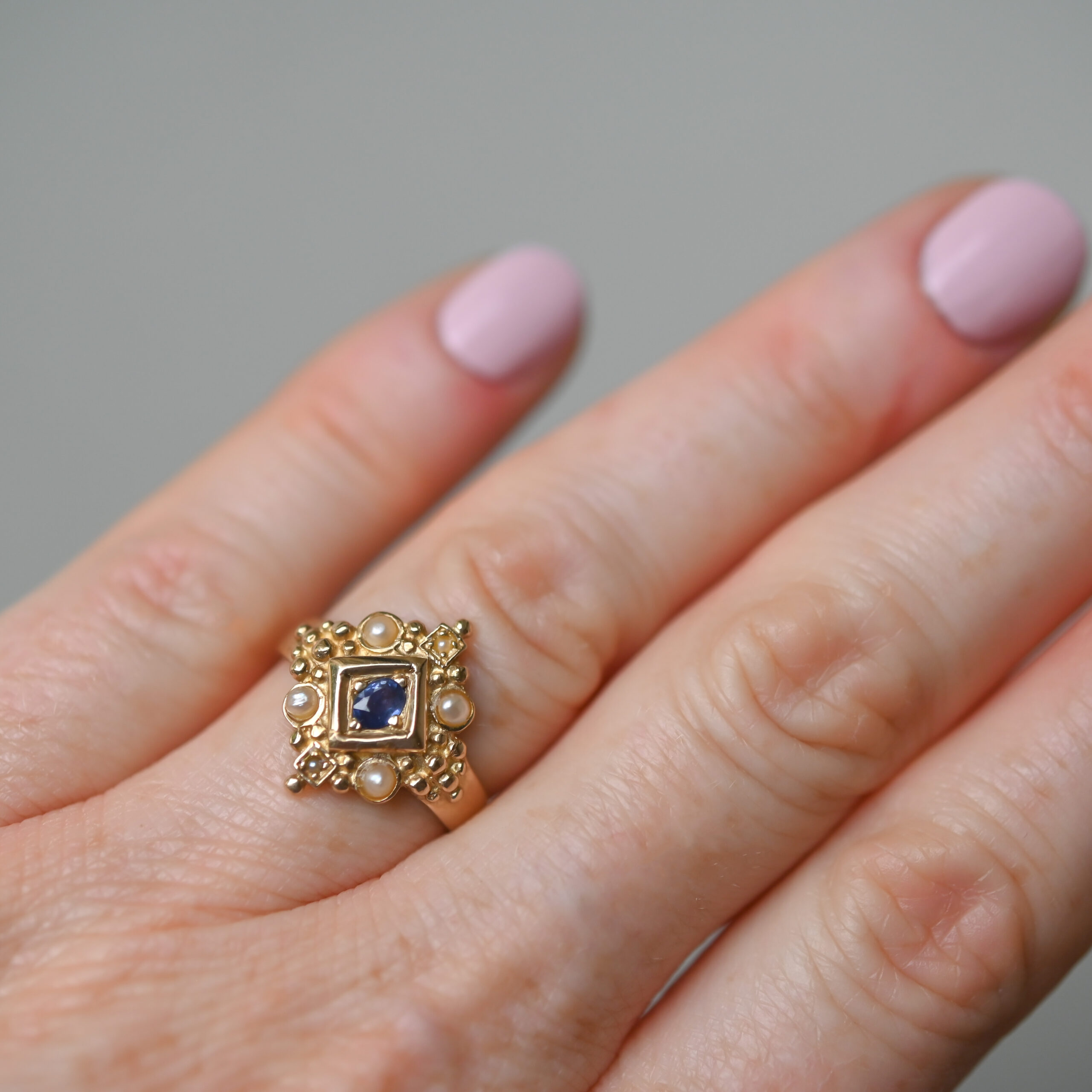 Contemporary Byzantine design 9ct gold sapphire and pearl ring - Image 3