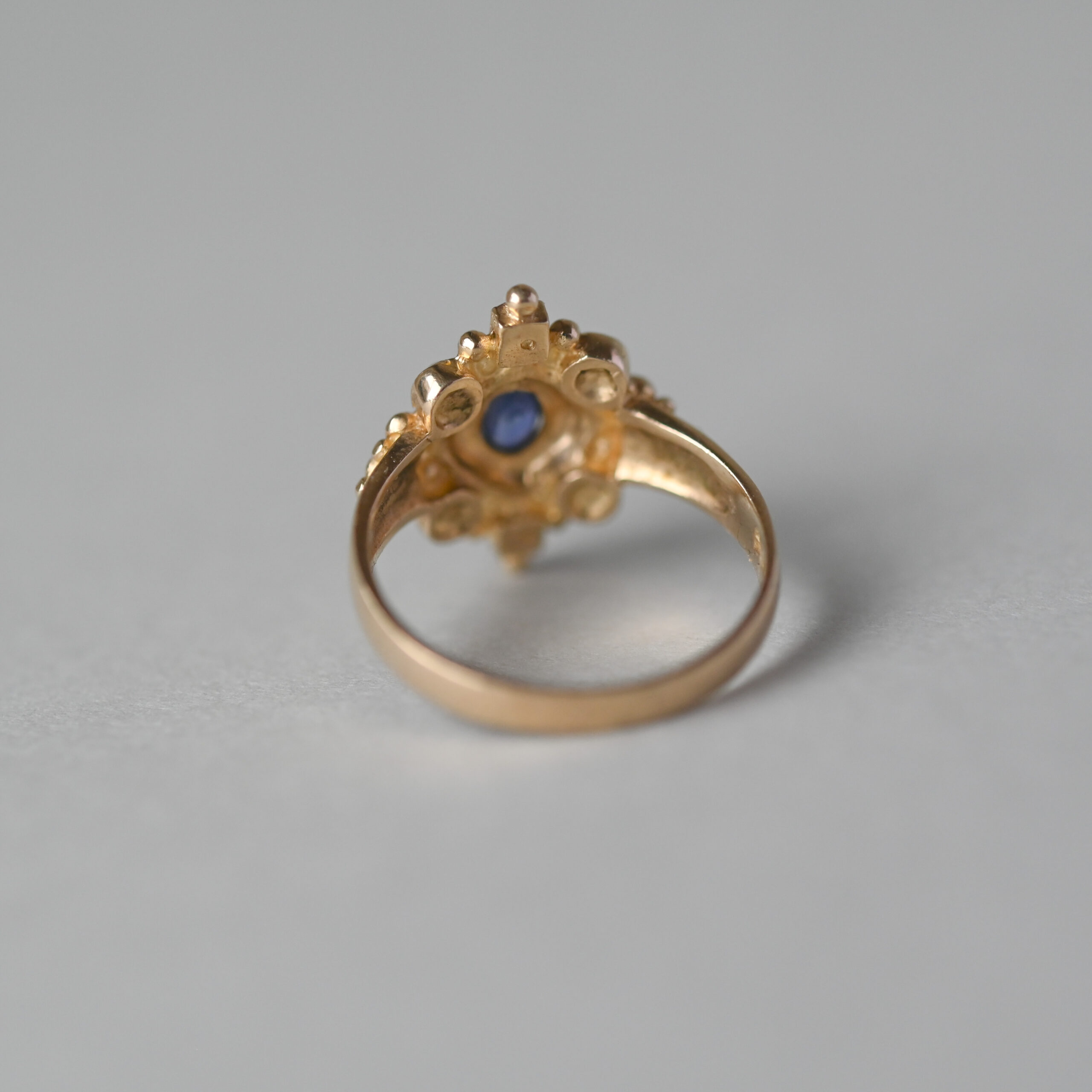 Contemporary Byzantine design 9ct gold sapphire and pearl ring - Image 4