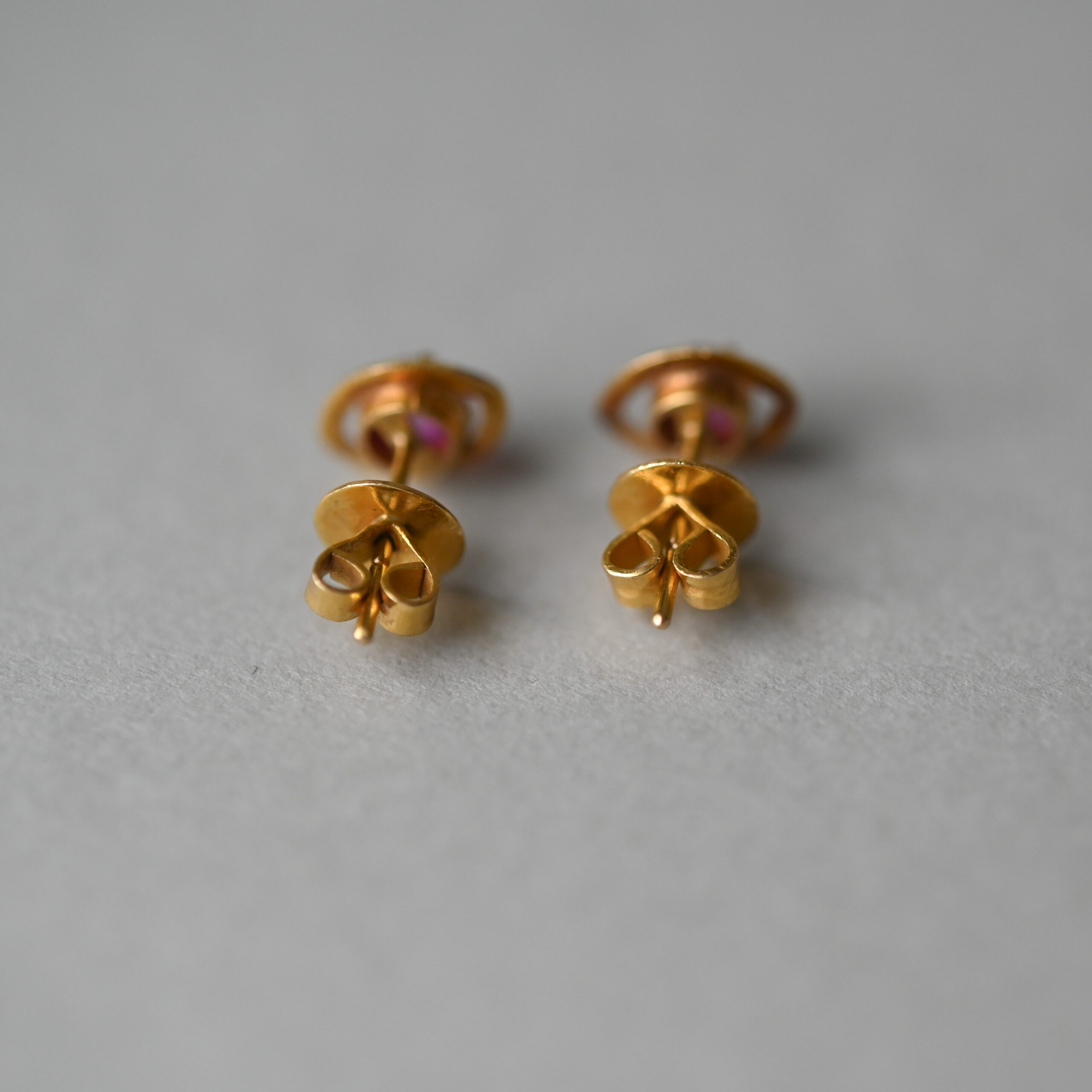 Contemporary pair of 18ct gold ruby cabochon earrings - Image 3