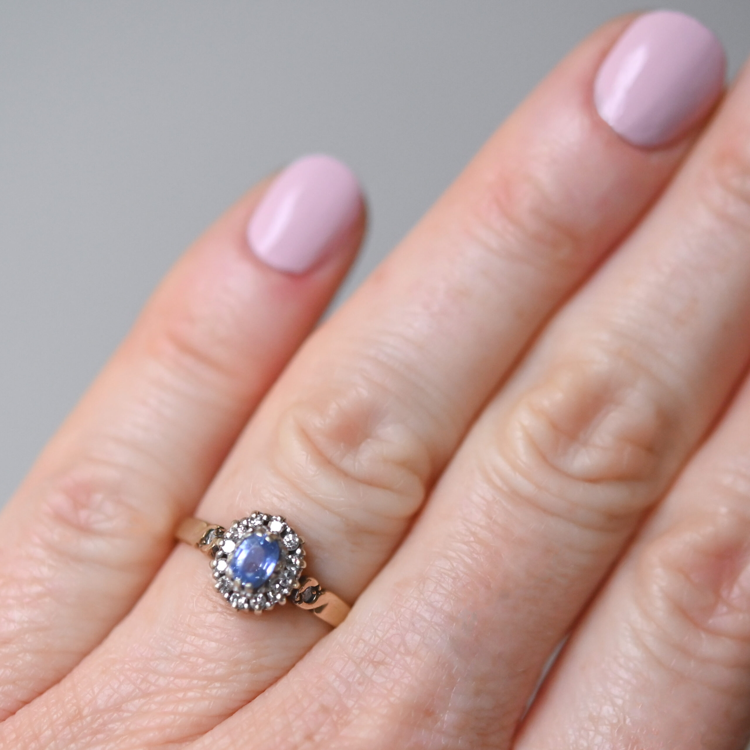 Cutie 9ct gold cornflower sapphire diamond cluster ring - Image 3