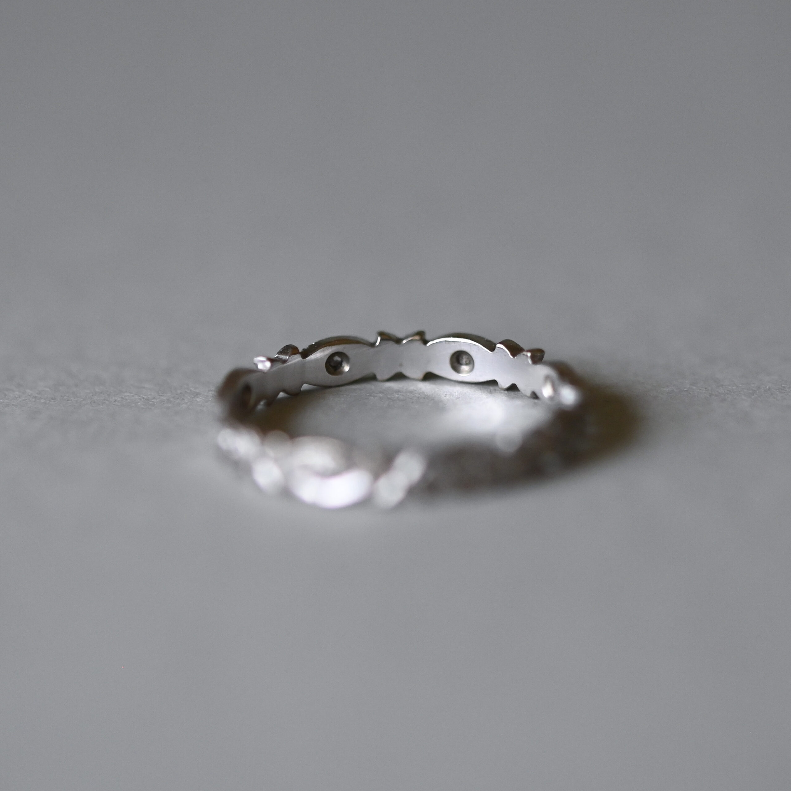 18ct white gold aesthetic stacking band ring - Image 4