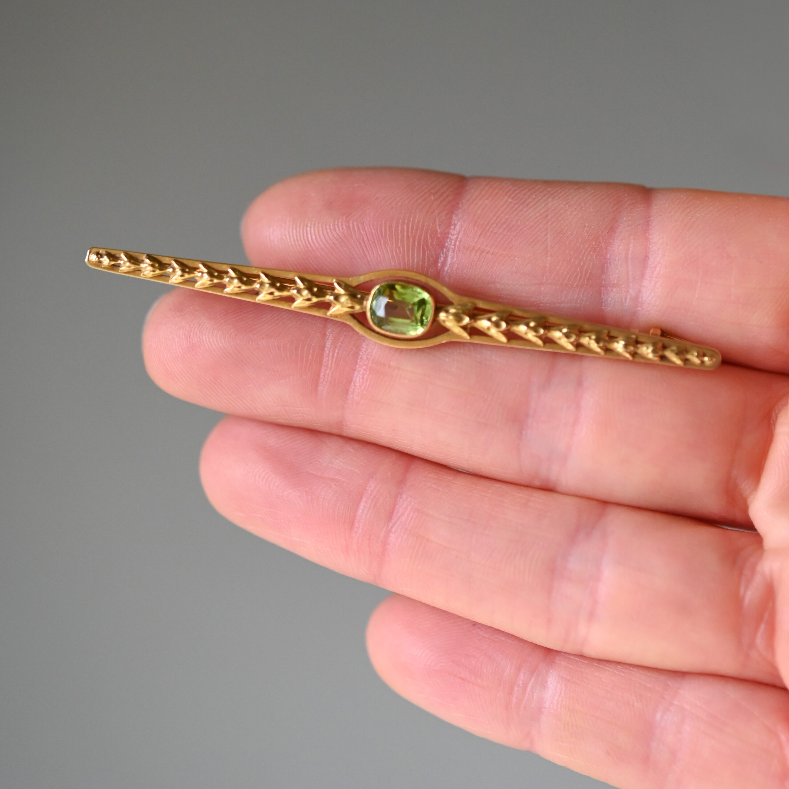 Fine French 18ct gold peridot Art Nouveau design bar brooch pin