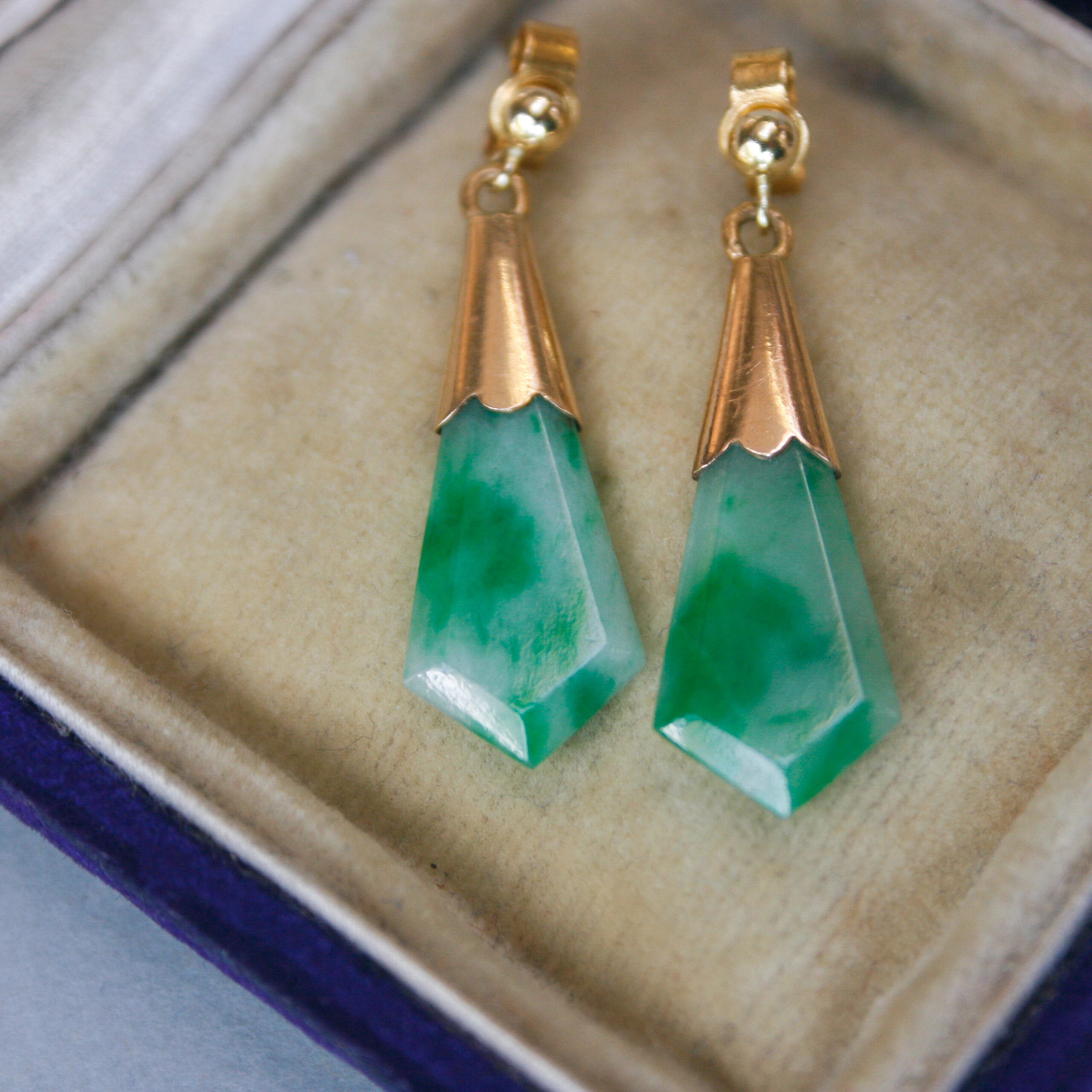 Antique pair of high carat gold jade drop earrings, c.1920s - Image 3
