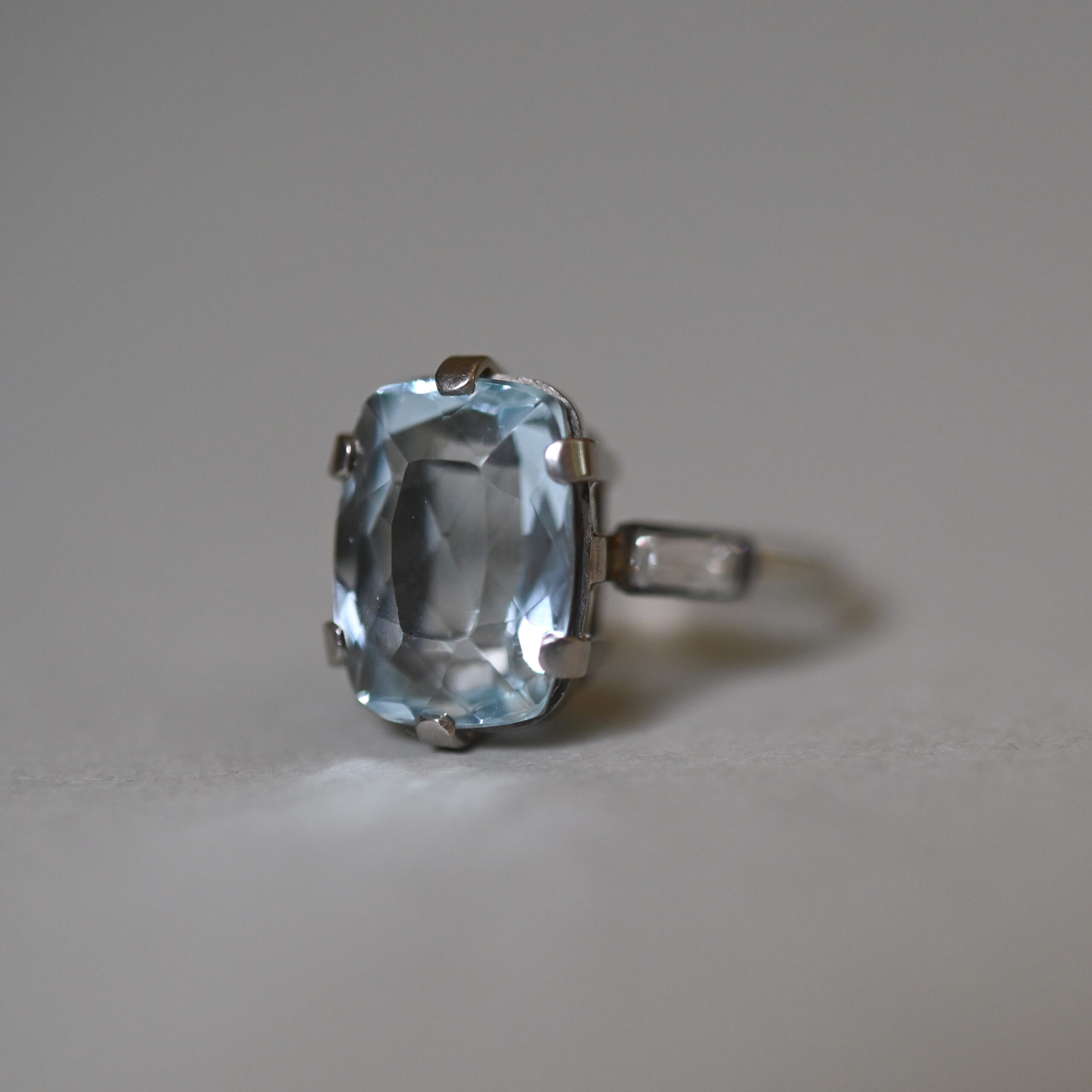 Art Deco 18ct white gold topaz and baguette cut diamond ring, c.1930s - Image 4