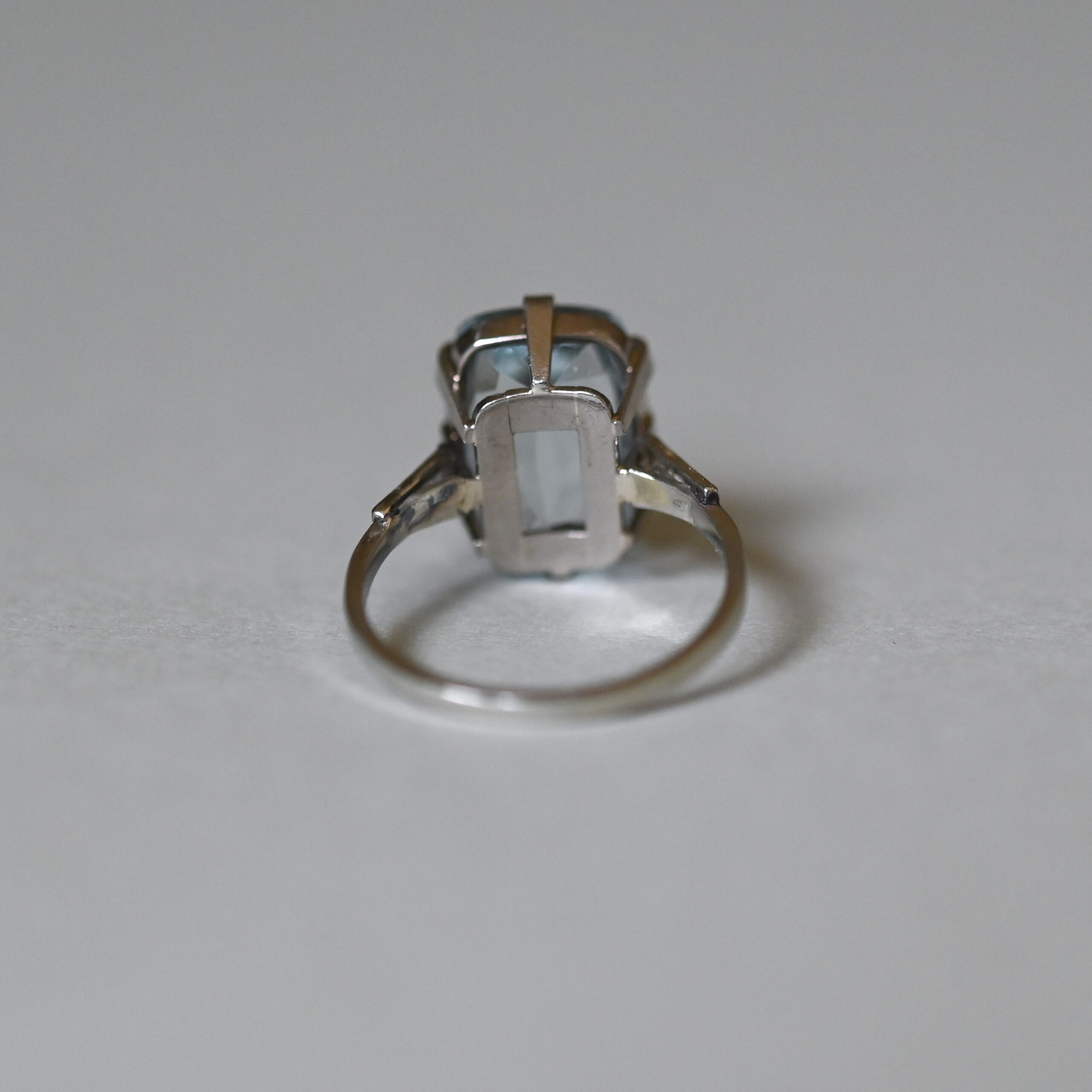 Art Deco 18ct white gold topaz and baguette cut diamond ring, c.1930s - Image 5