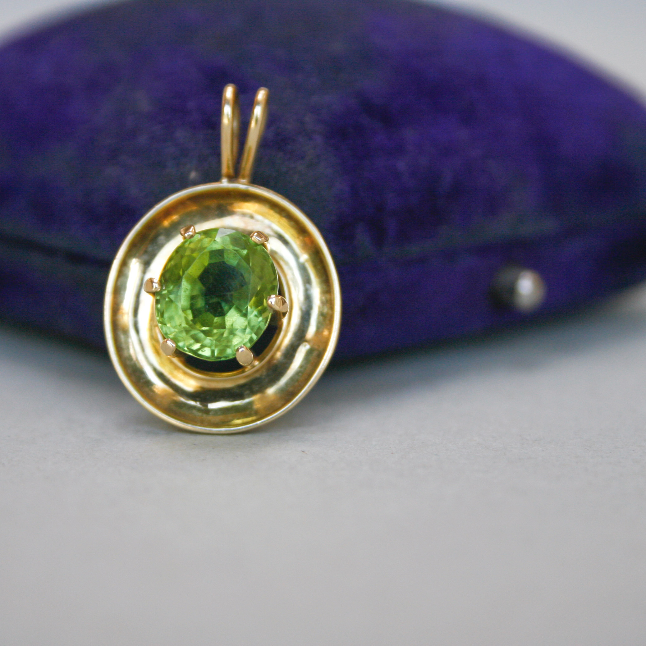 Contemporary 18ct gold peridot disc pendant - Image 2