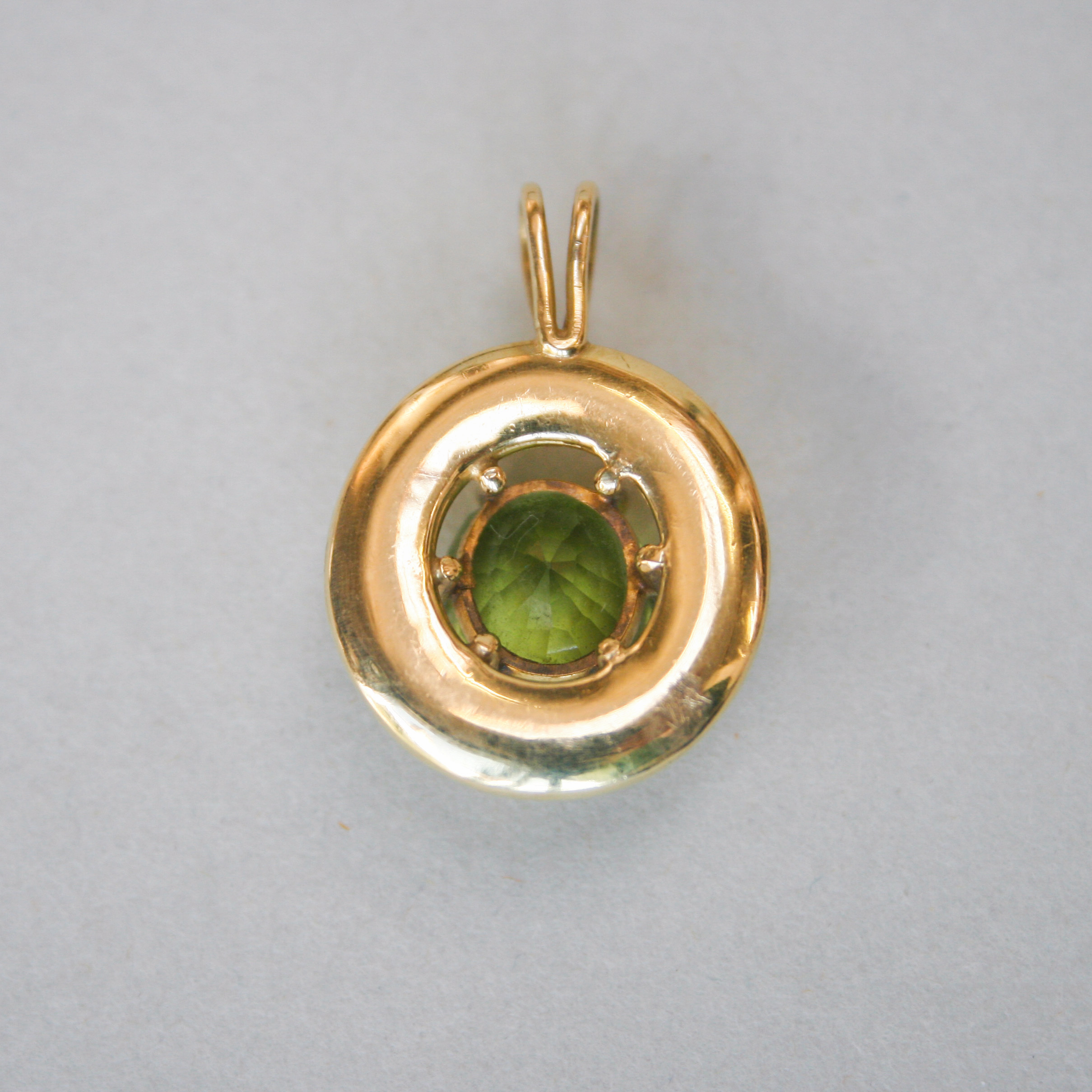 Contemporary 18ct gold peridot disc pendant - Image 3