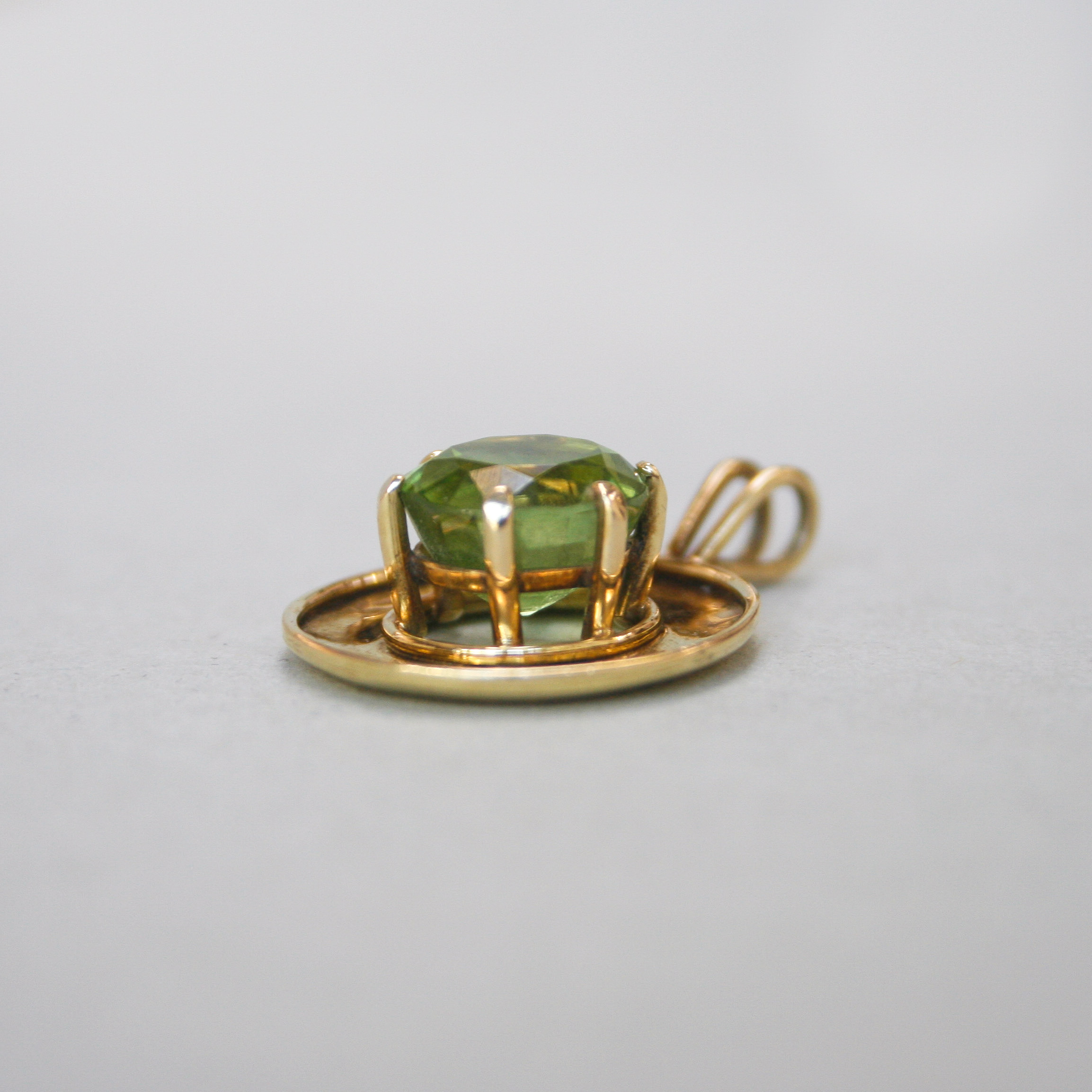 Contemporary 18ct gold peridot disc pendant - Image 4