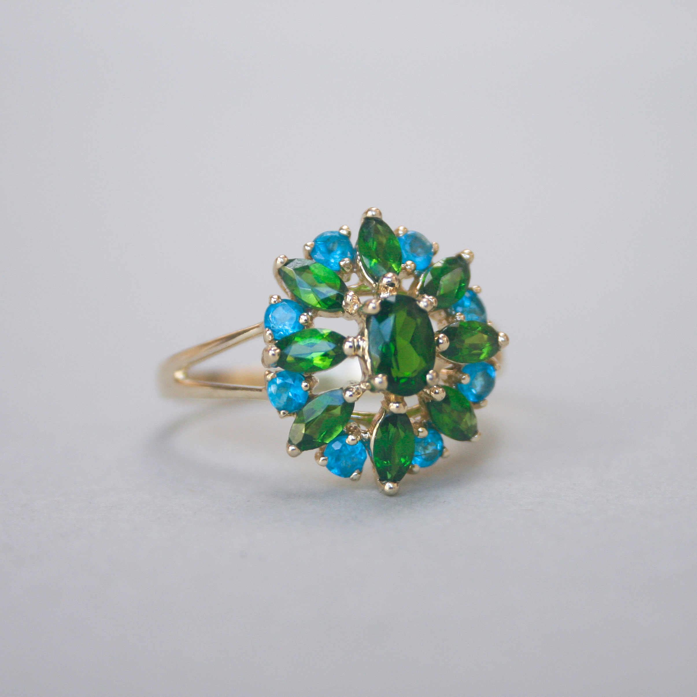Contemporary 9ct gold chrome diopside and apatite cluster ring - Image 2