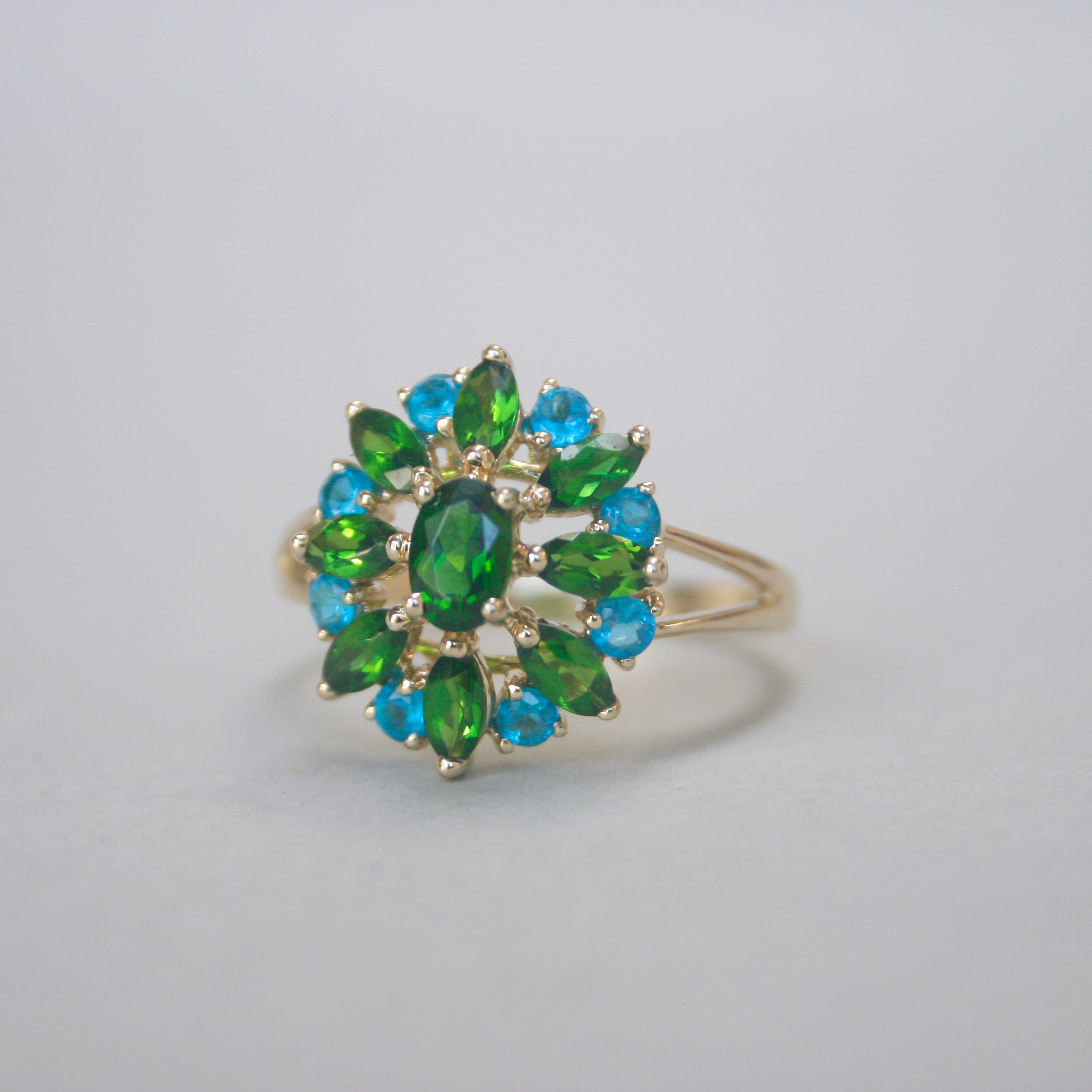 Contemporary 9ct gold chrome diopside and apatite cluster ring - Image 3