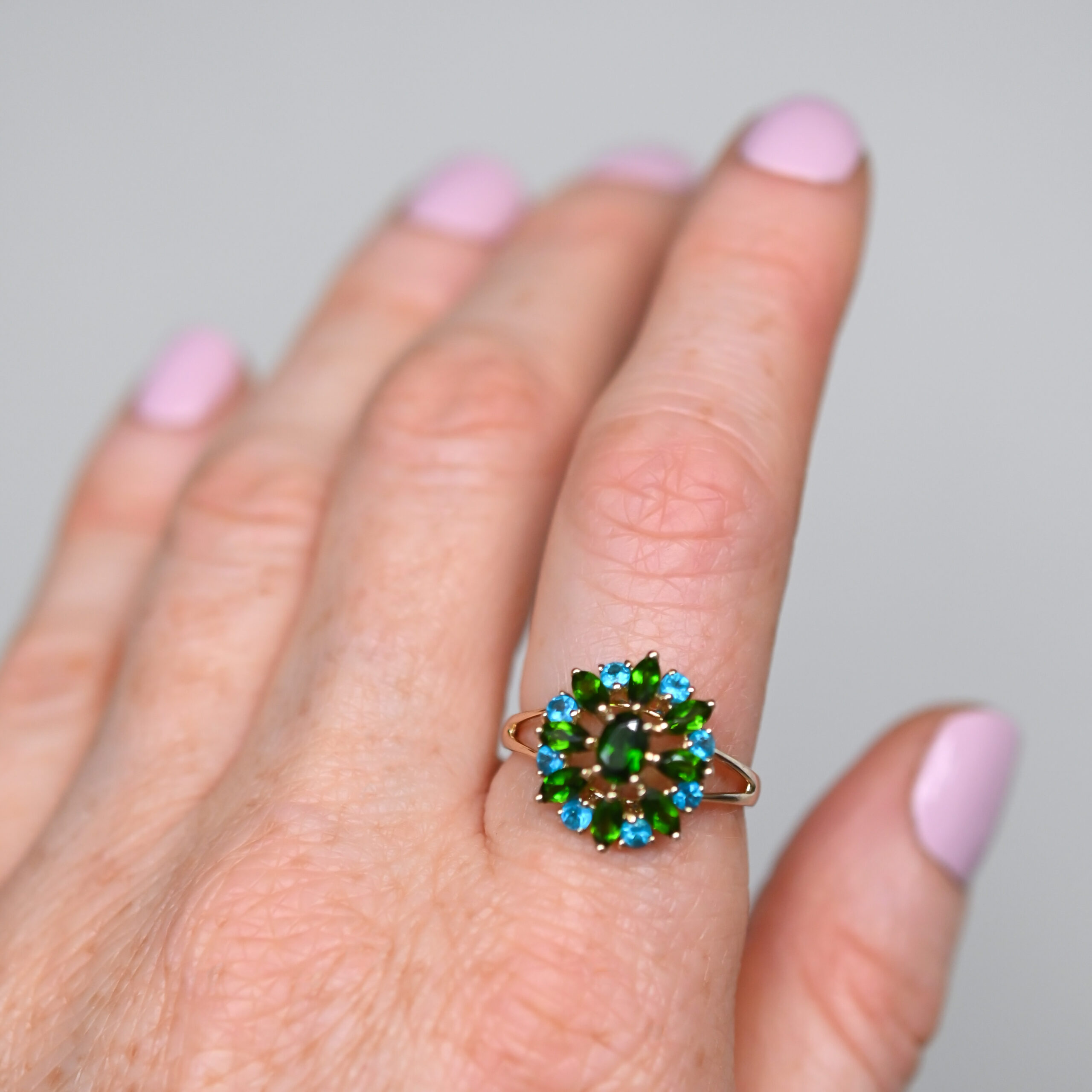 Contemporary 9ct gold chrome diopside and apatite cluster ring - Image 4