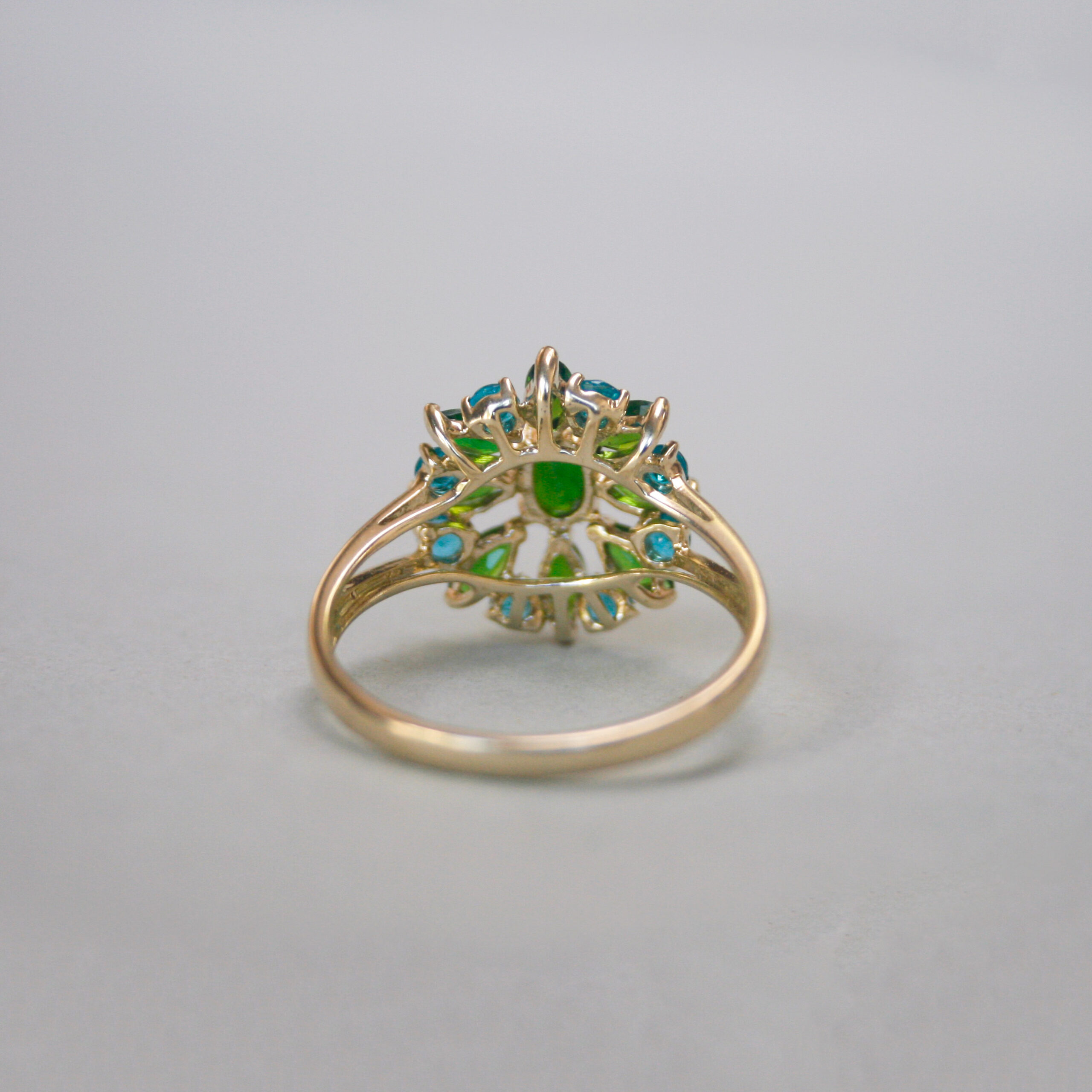 Contemporary 9ct gold chrome diopside and apatite cluster ring - Image 5