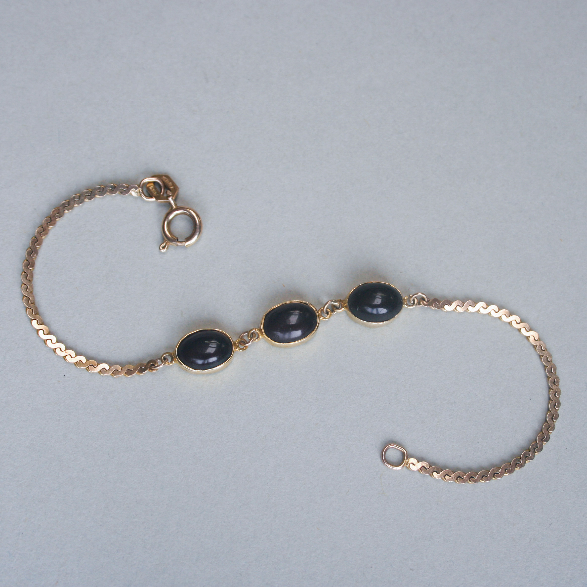 Dainty 9ct gold red paste cabochon bracelet - Image 2