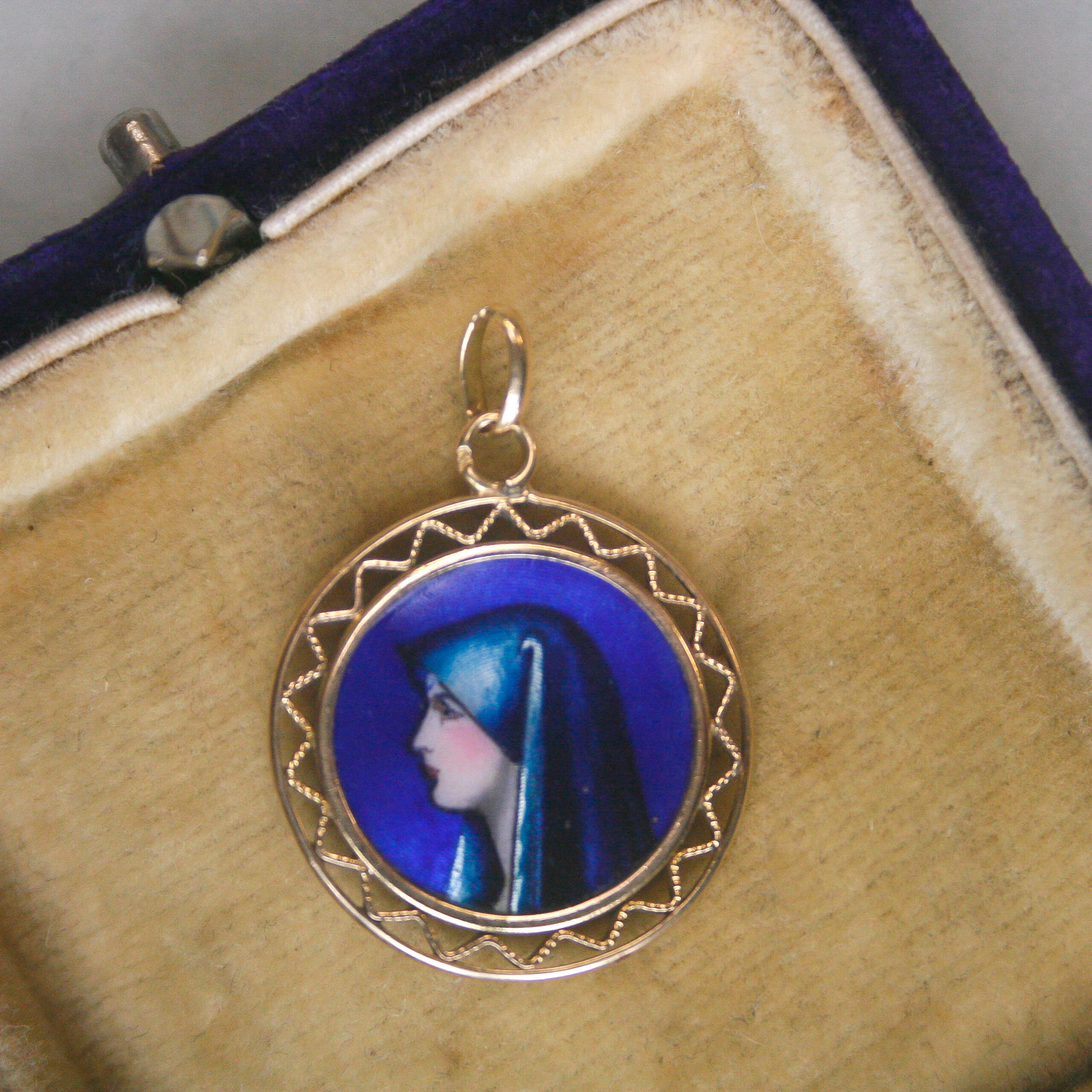 Vintage 9ct gold blue enamel Madonna Virgin Mary medallion pendant, c.1930s - Image 2