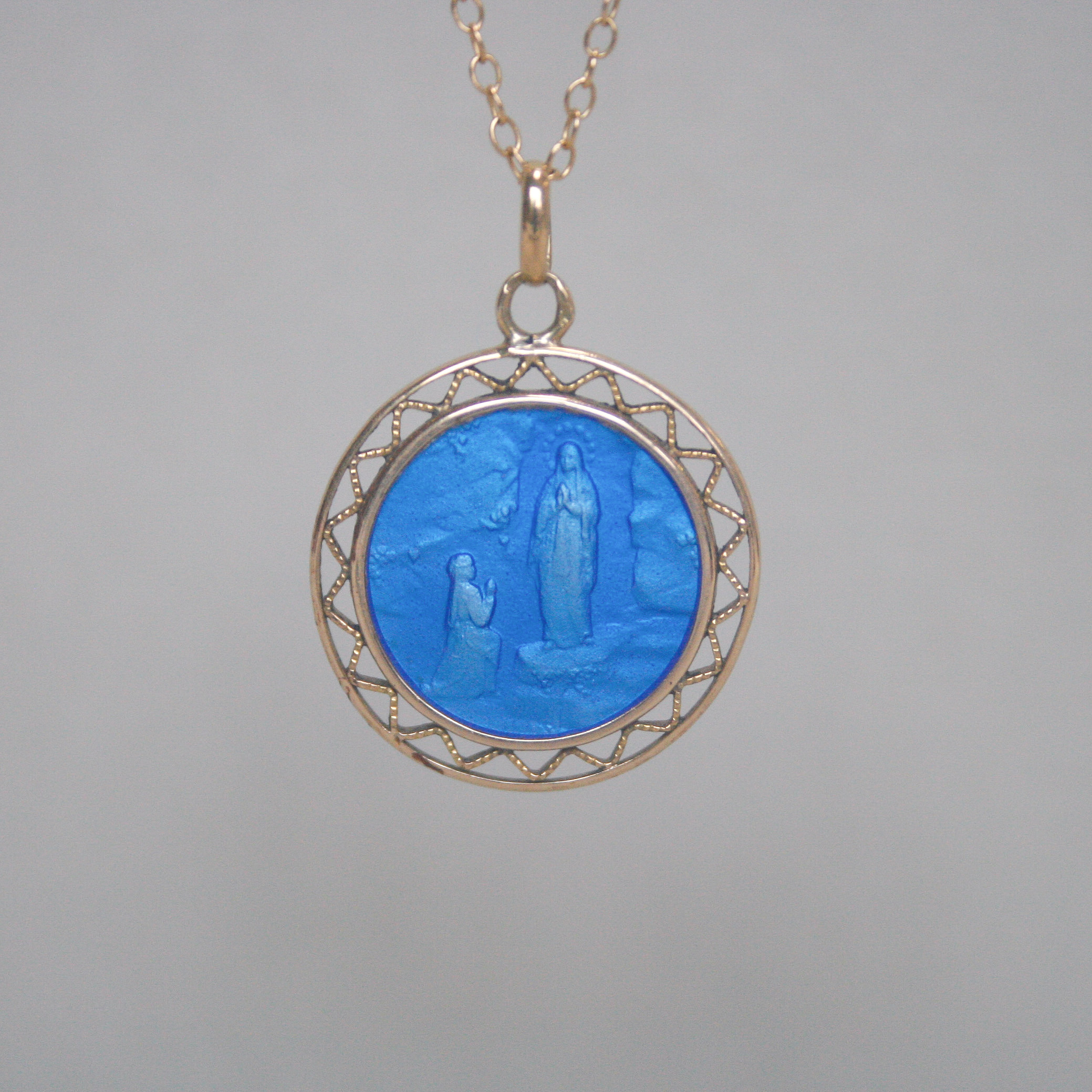Vintage 9ct gold blue enamel Madonna Virgin Mary medallion pendant, c.1930s - Image 3