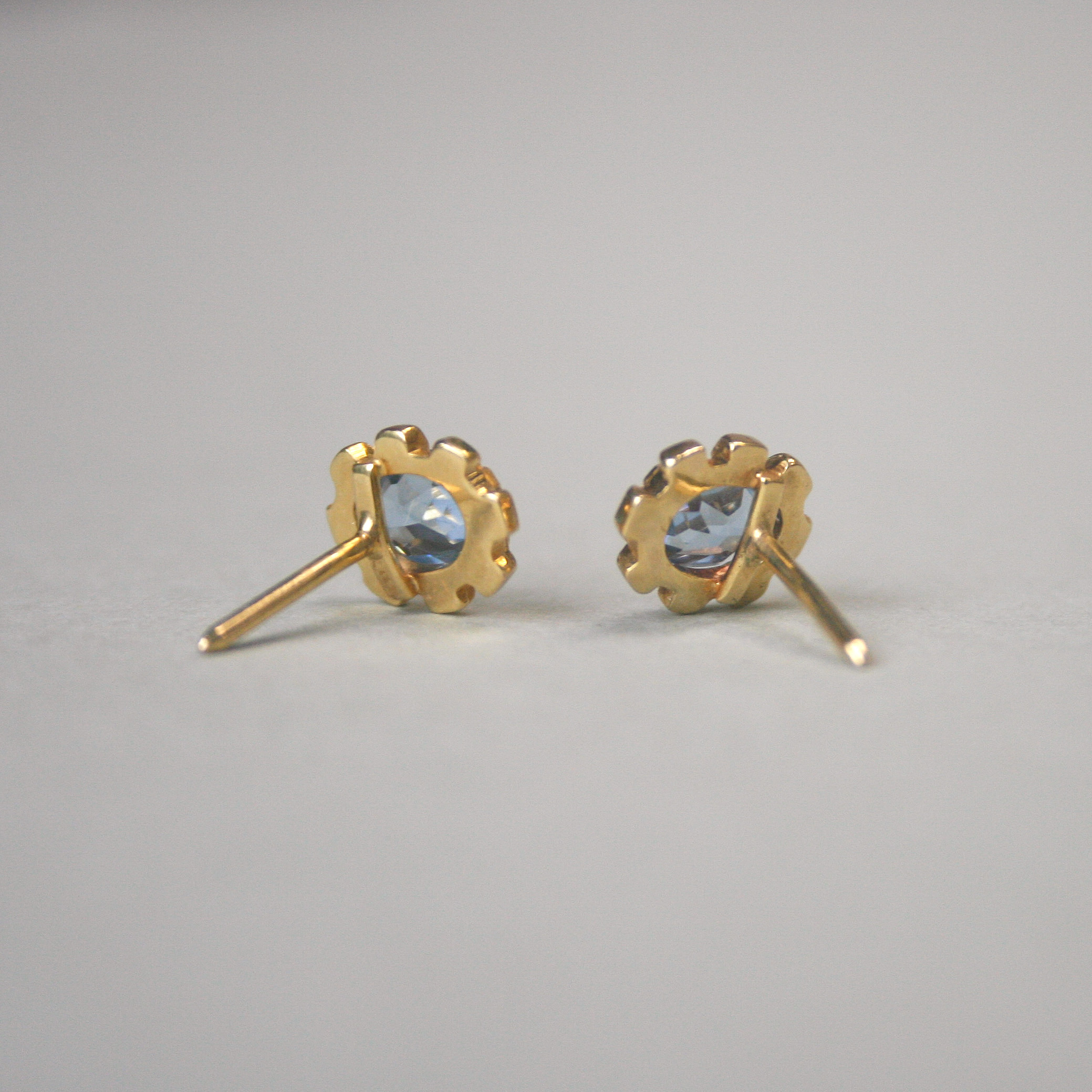 Aesthetic pair of 9ct gold light blue topaz earrings - Image 3