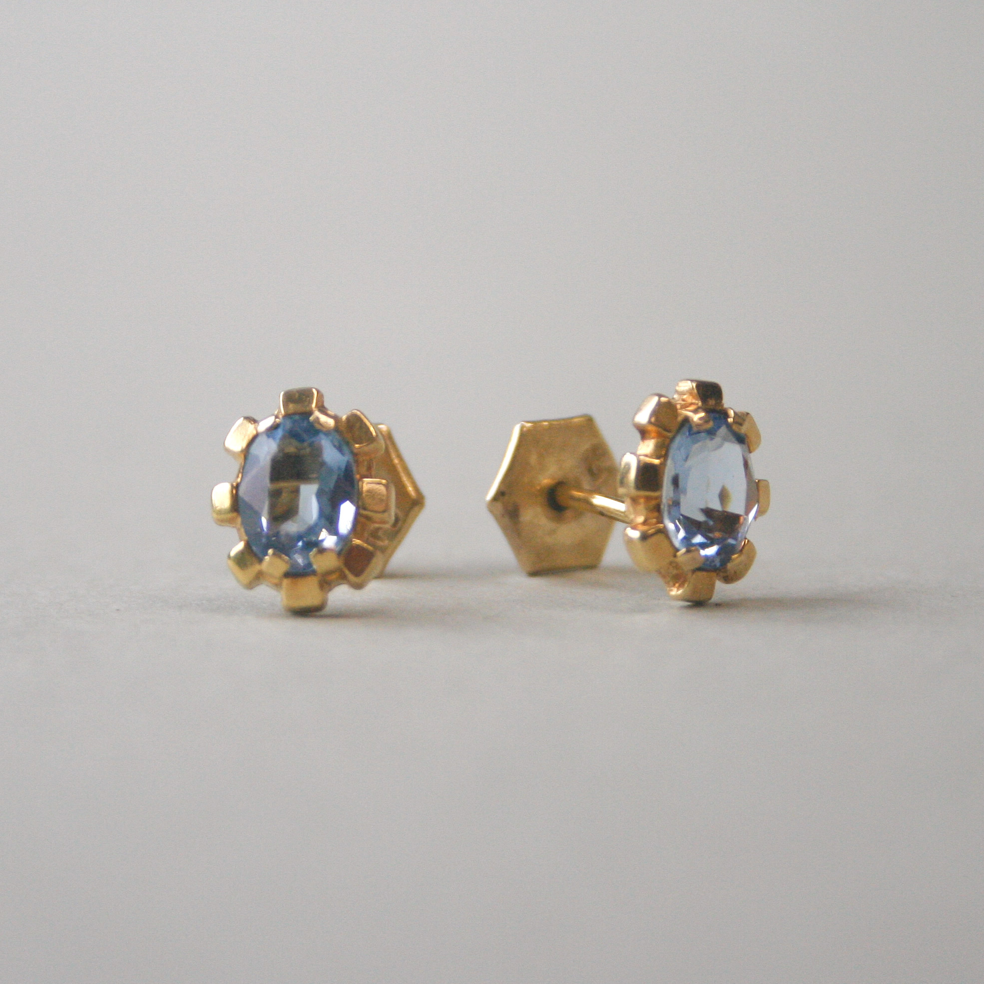 Aesthetic pair of 9ct gold light blue topaz earrings - Image 2