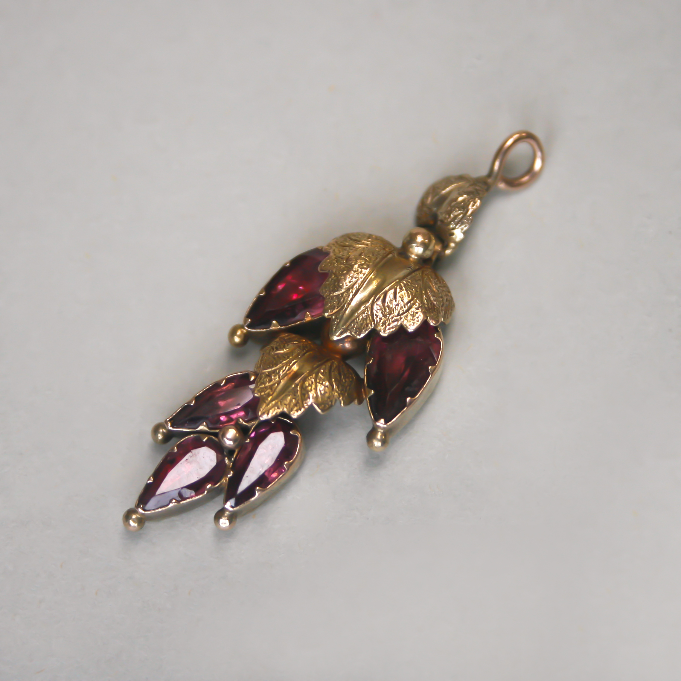 Antique Early Victorian 9ct gold garnet foliate drop pendant
