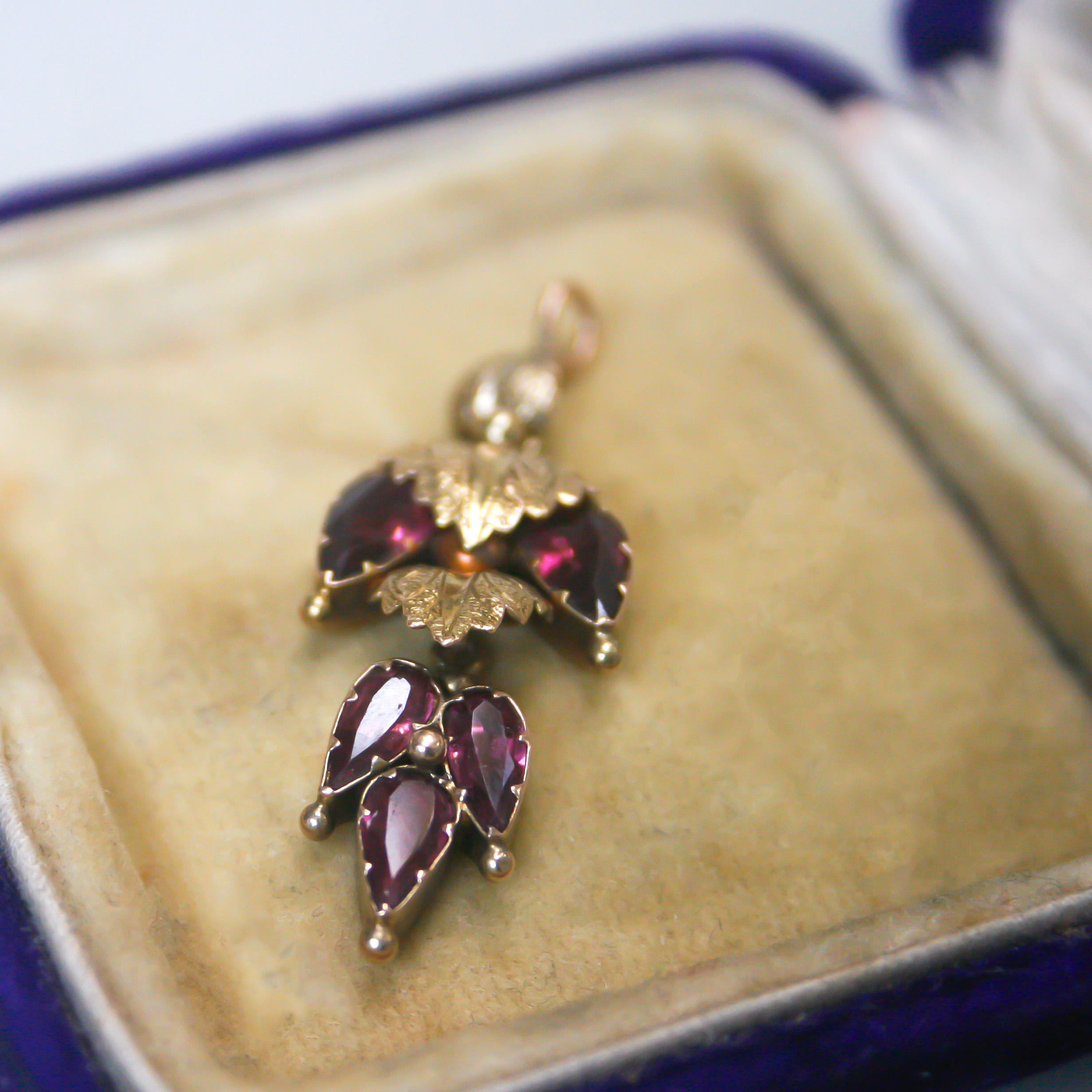 Antique Early Victorian 9ct gold garnet foliate drop pendant - Image 2