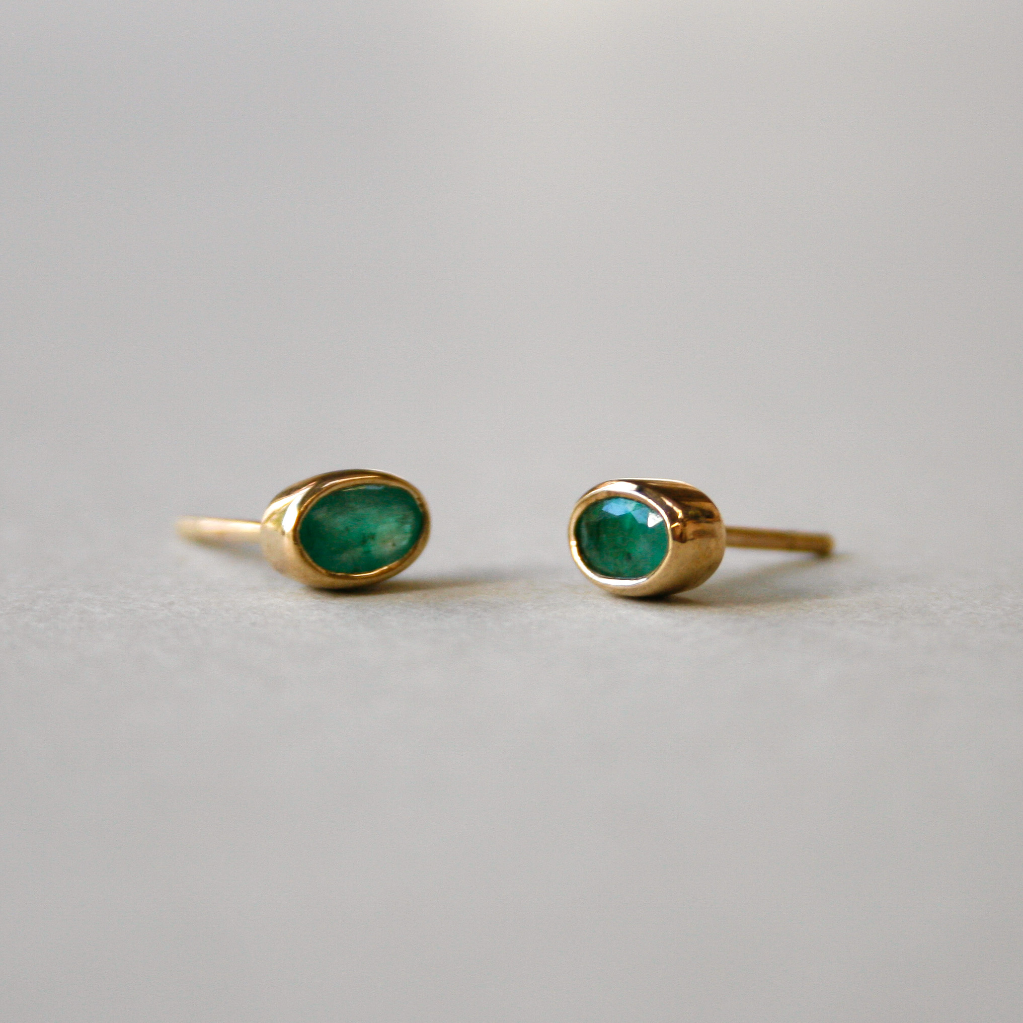 Classic pair 9ct gold emerald earrings - Image 3