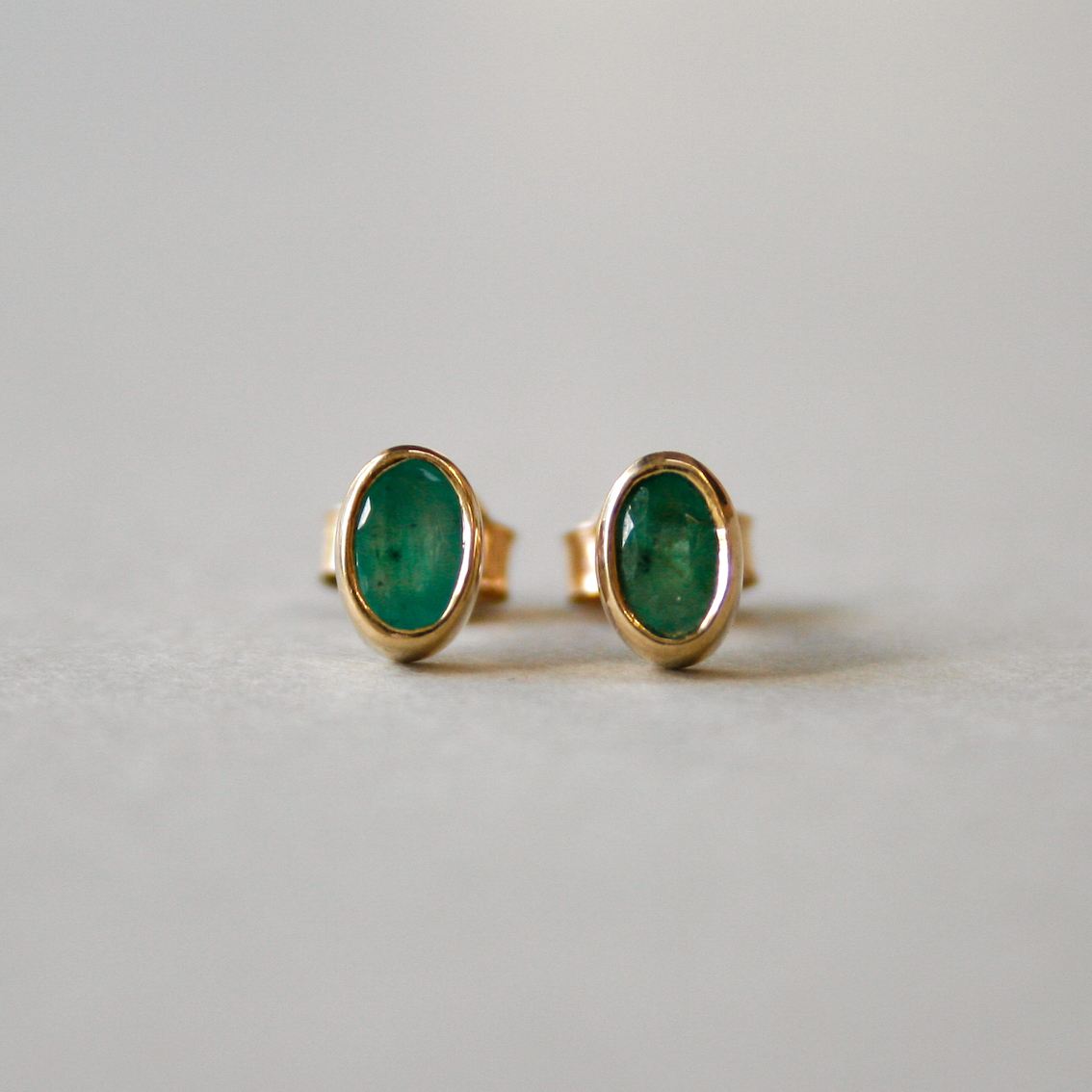 Classic pair 9ct gold emerald earrings - Image 2