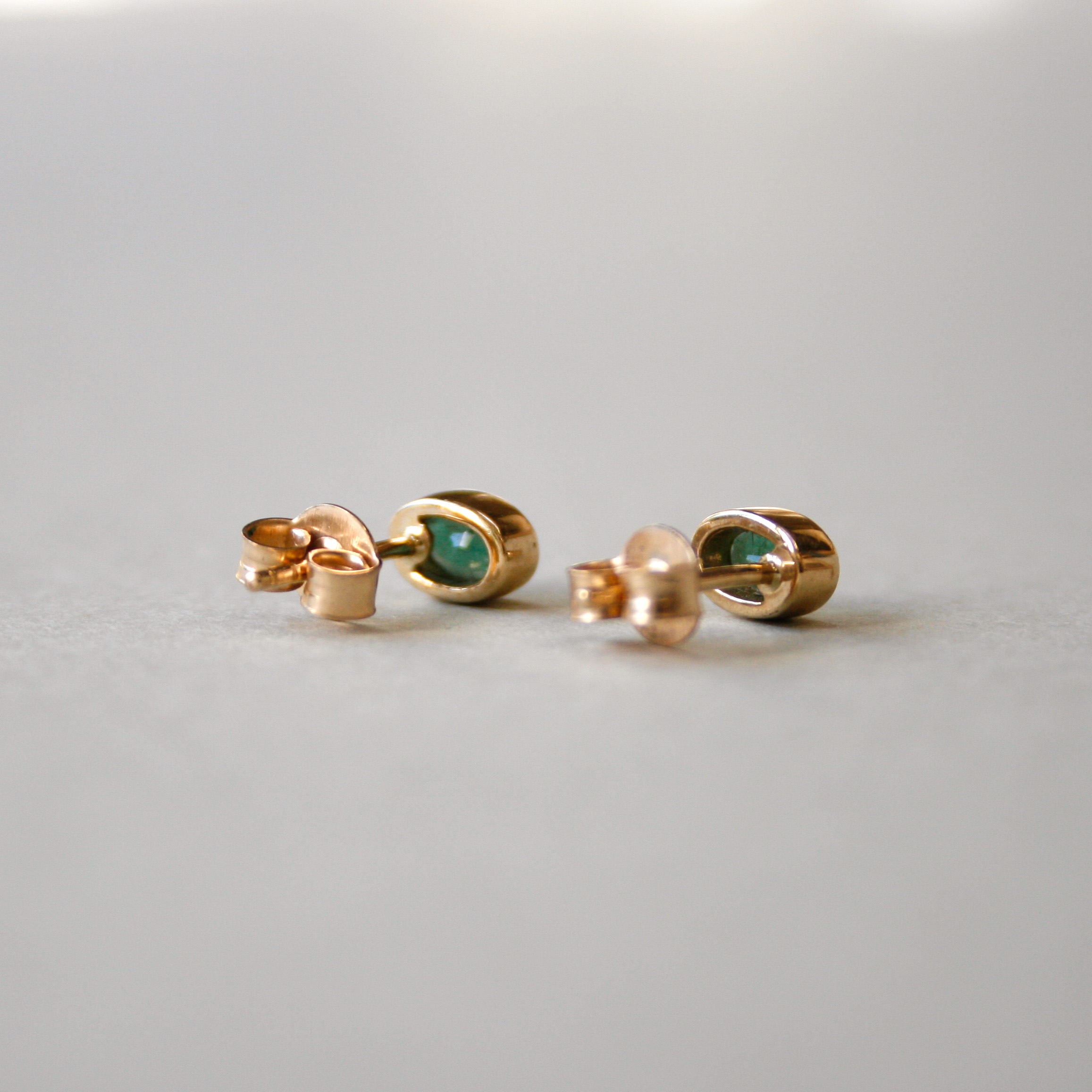 Classic pair 9ct gold emerald earrings - Image 4