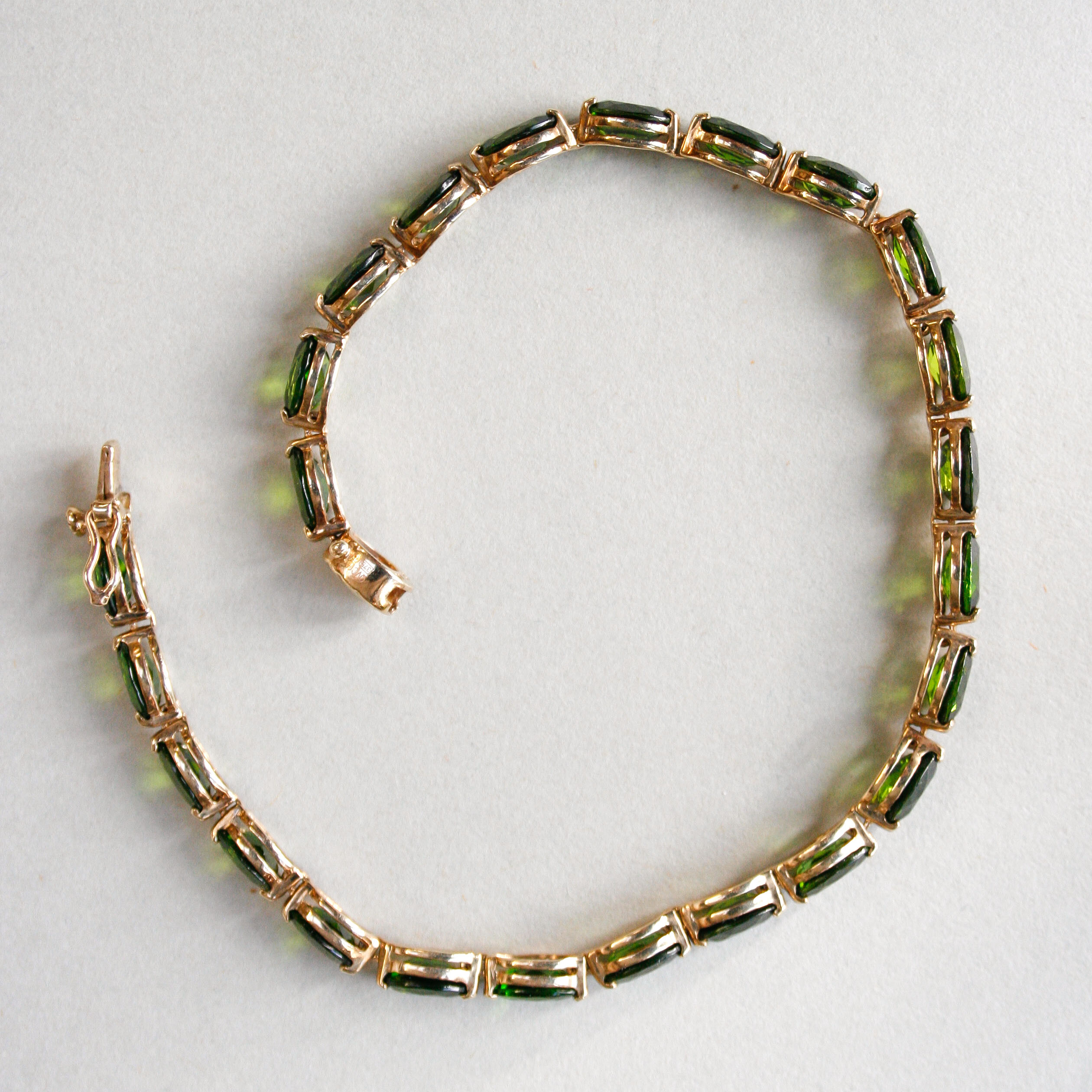 Contemporary 9ct gold chrome diopside tennis bracelet - Image 3