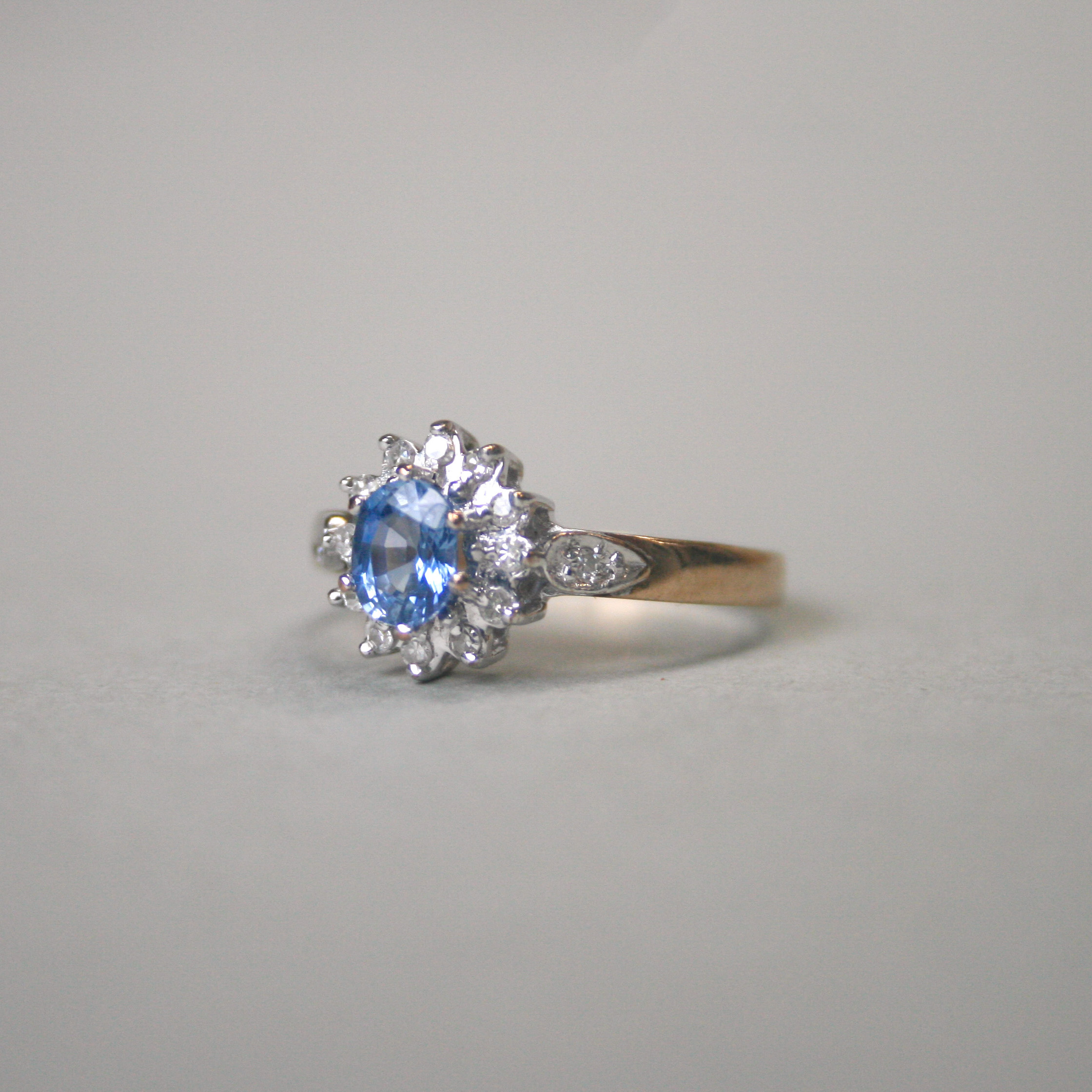 Cutie 9ct gold cornflower sapphire and diamond cluster ring - Image 2