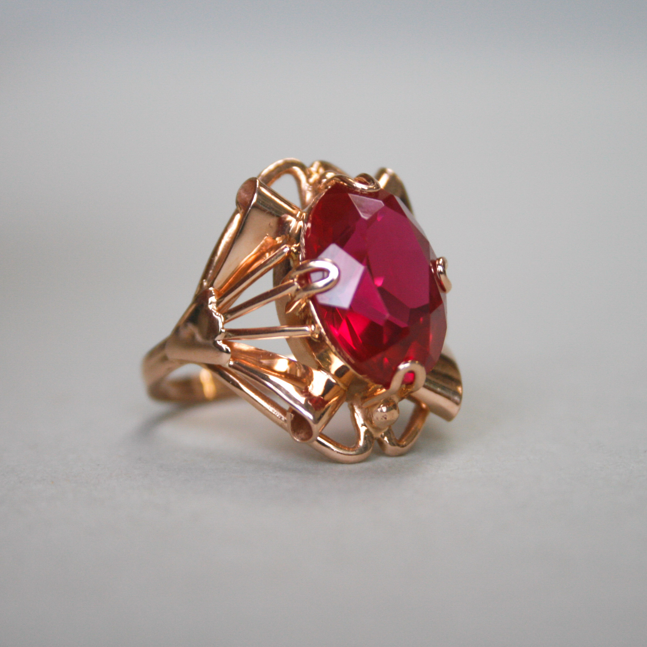 Vintage 14ct gold synthetic ruby scrollwork ring - Image 2