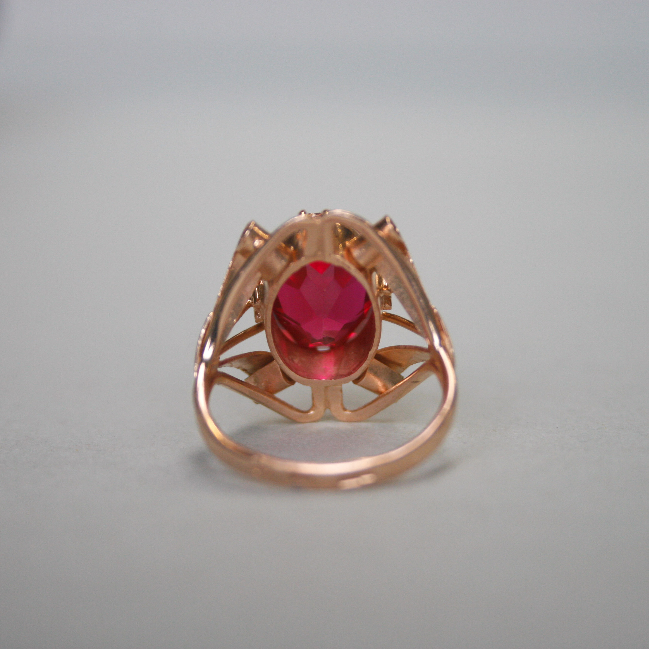 Vintage 14ct gold synthetic ruby scrollwork ring - Image 3