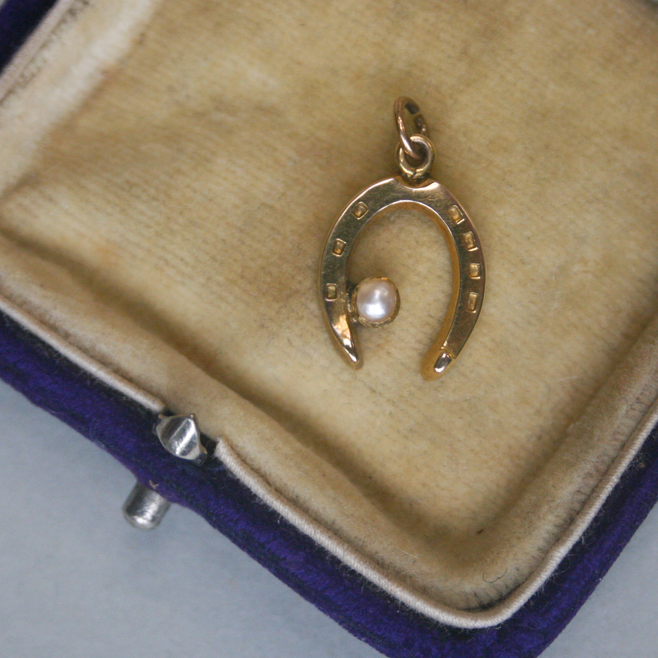 Cutie antique 9ct gold horseshoe and pearl good luck charm - Image 2