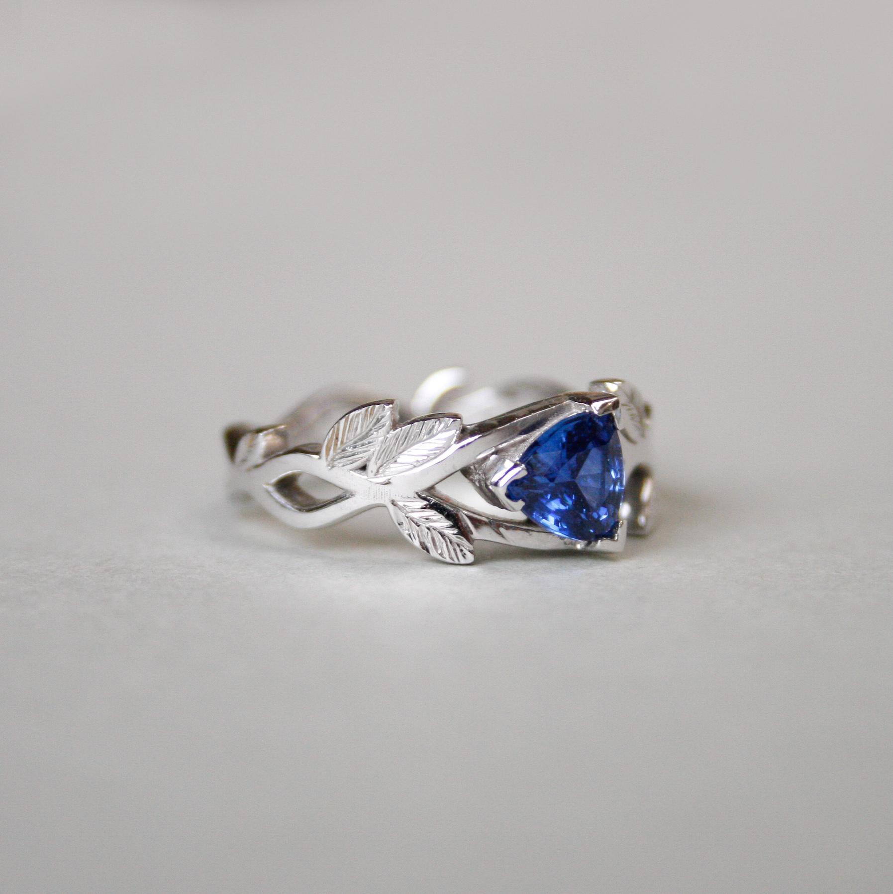 Aesthetic 14ct white gold iolite leaf ring - Image 2
