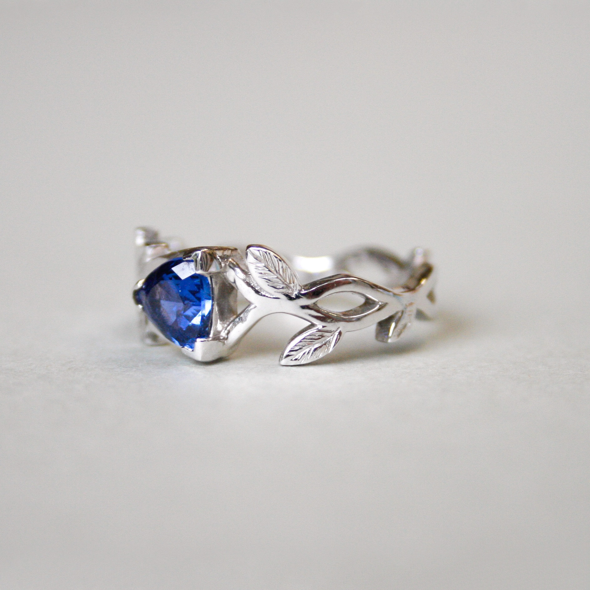 Aesthetic 14ct white gold iolite leaf ring - Image 3