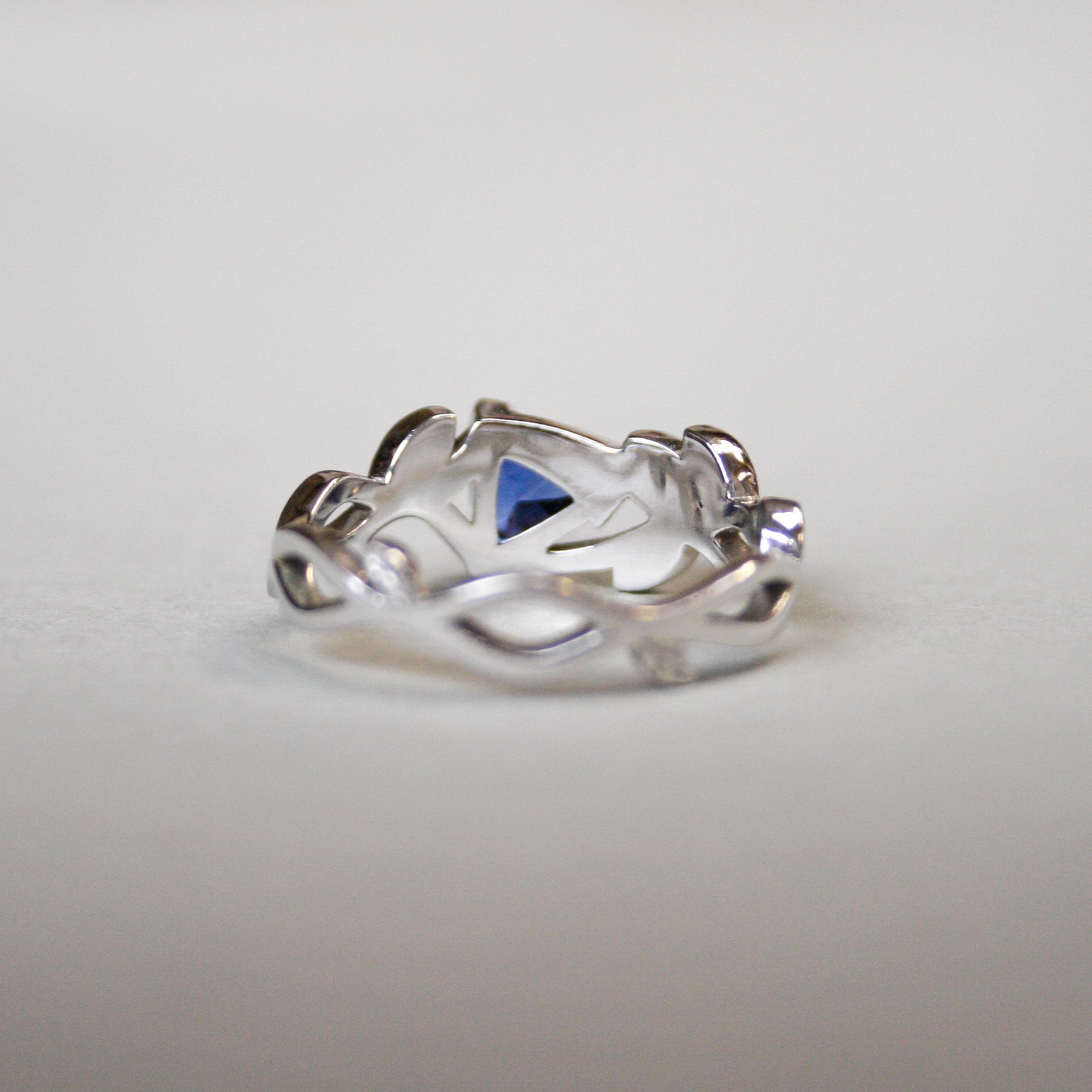 Aesthetic 14ct white gold iolite leaf ring - Image 4
