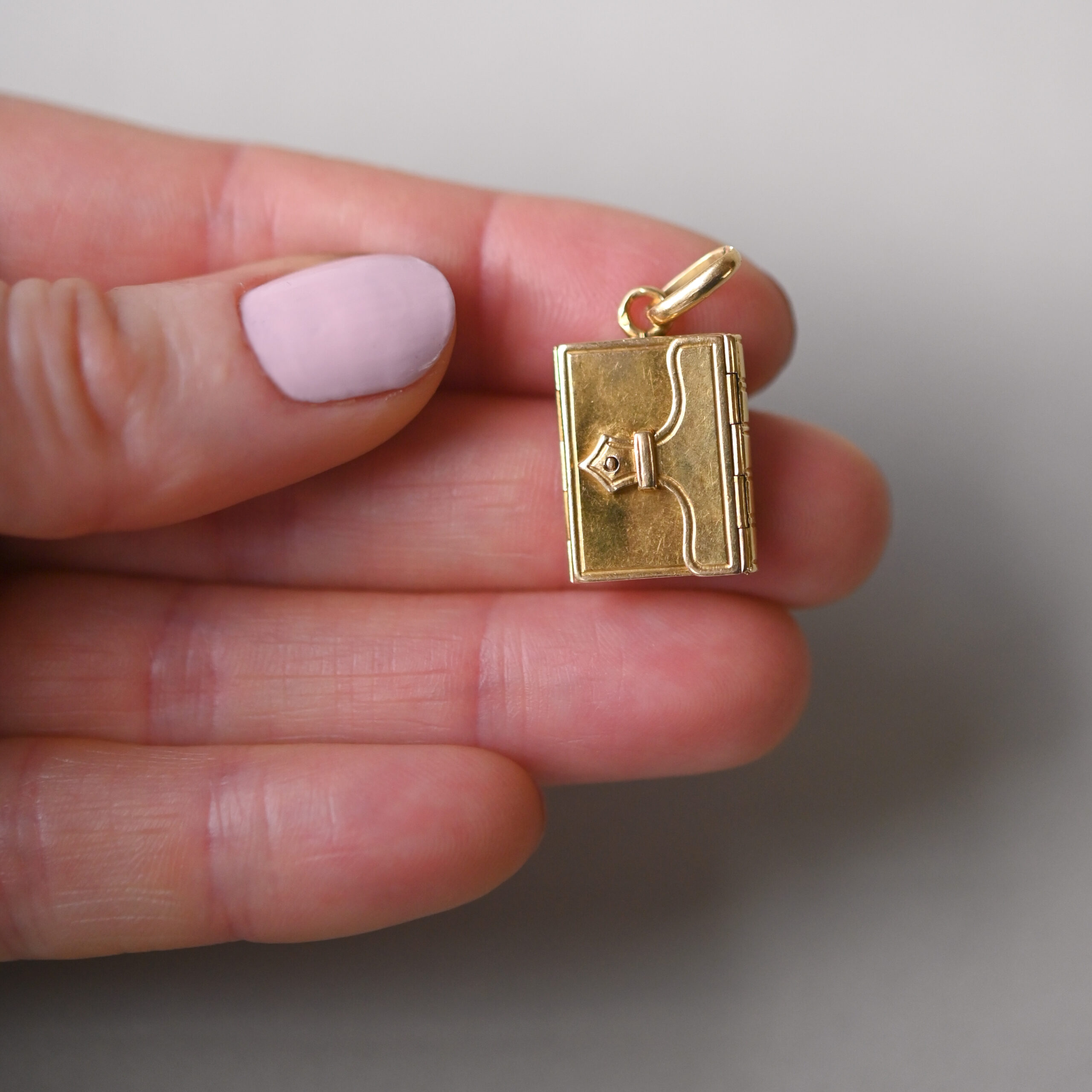 Antique Victorian 18ct gold opening envelope locket charm, c.1890s - Image 4