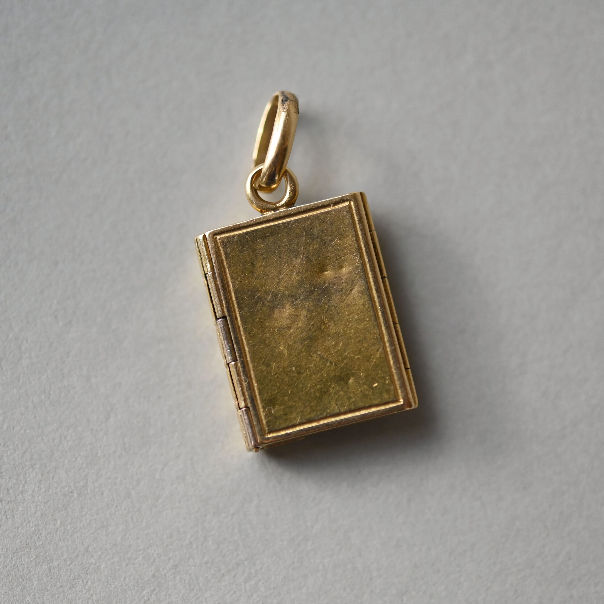 Antique Victorian 18ct gold opening envelope locket charm, c.1890s - Image 6
