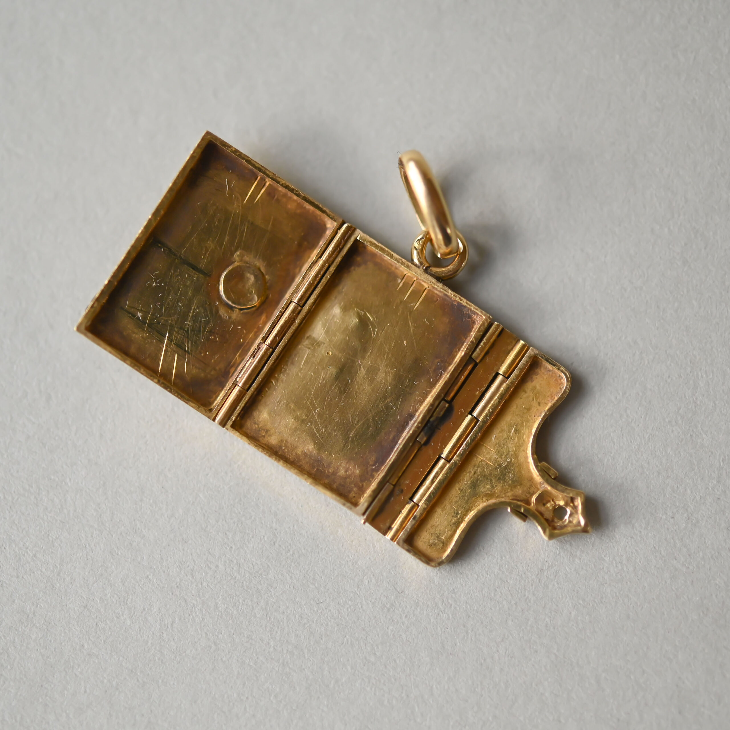 Antique Victorian 18ct gold opening envelope locket charm, c.1890s - Image 5