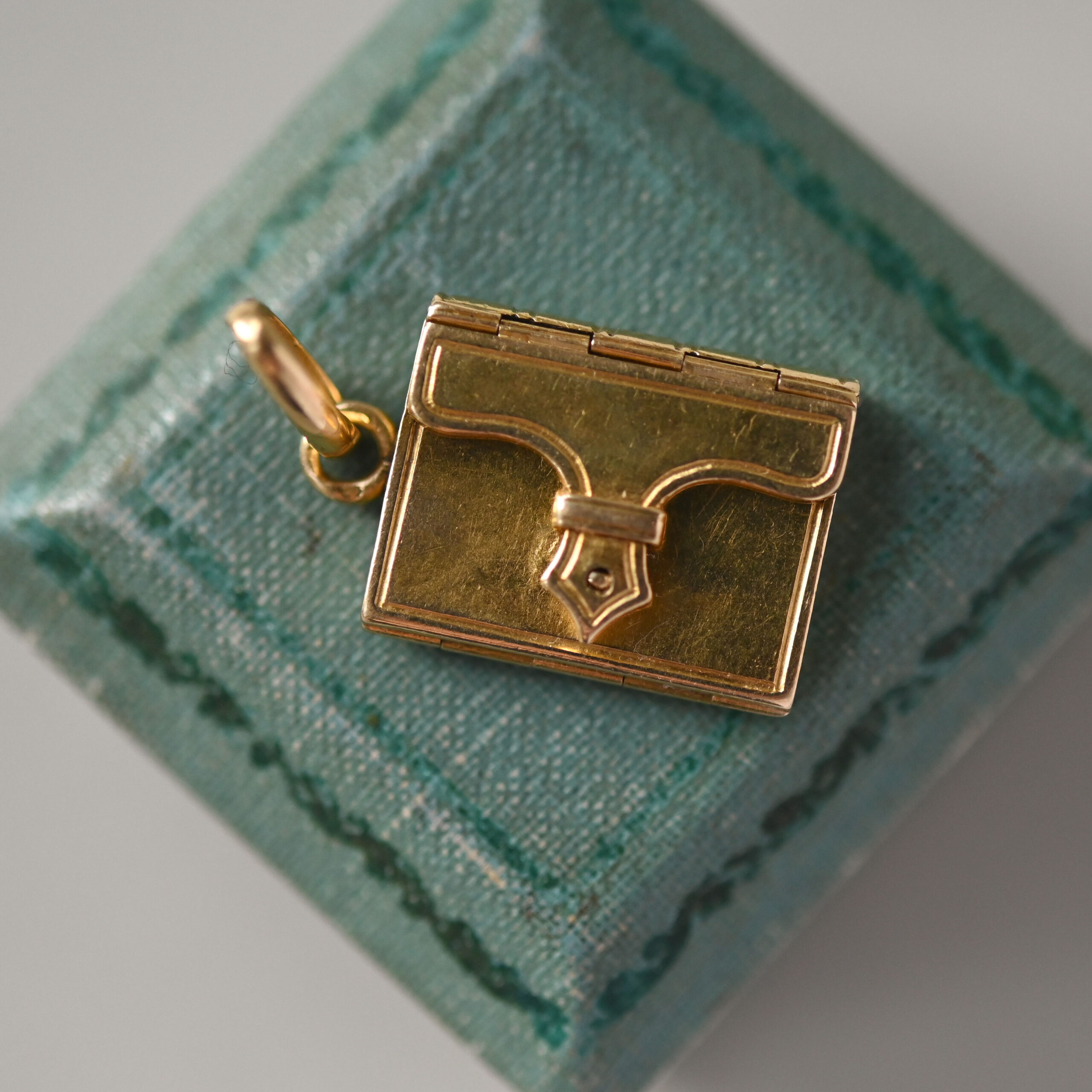 Antique Victorian 18ct gold opening envelope locket charm, c.1890s - Image 3