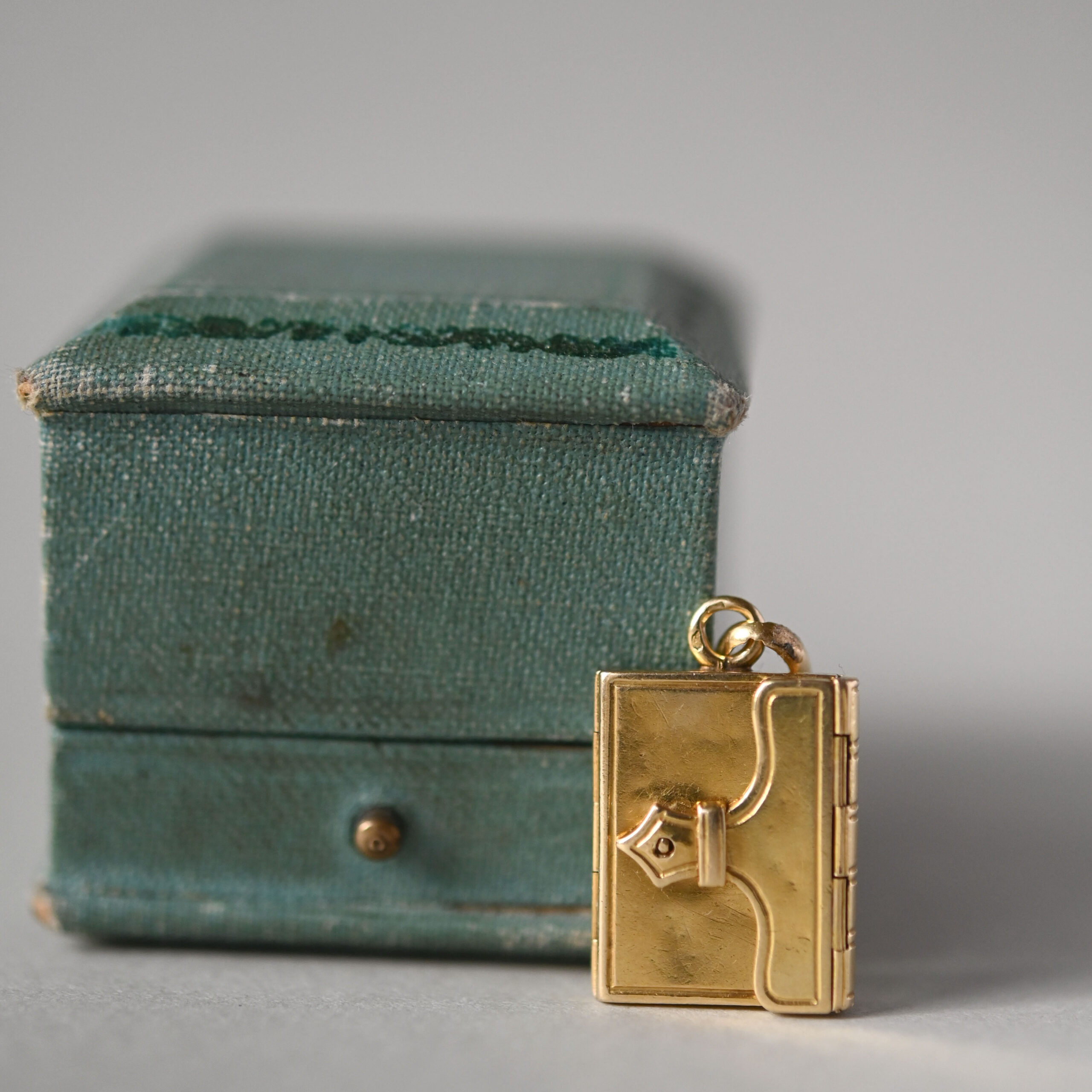 Antique Victorian 18ct gold opening envelope locket charm, c.1890s - Image 2