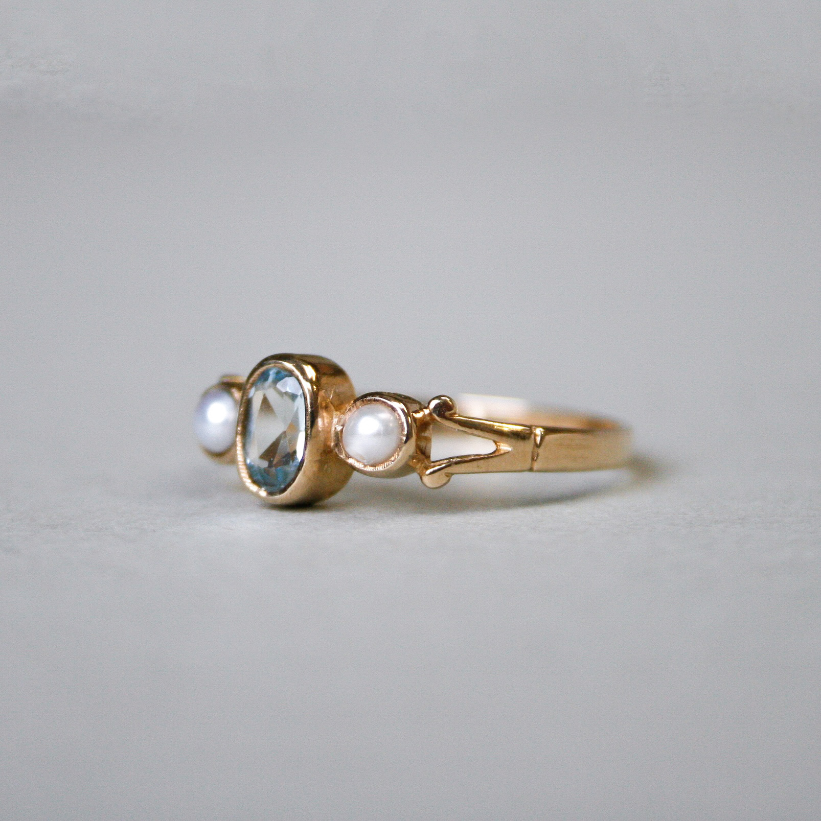 Cutie 9ct gold aquamarine and pearl three stone ring - Image 2